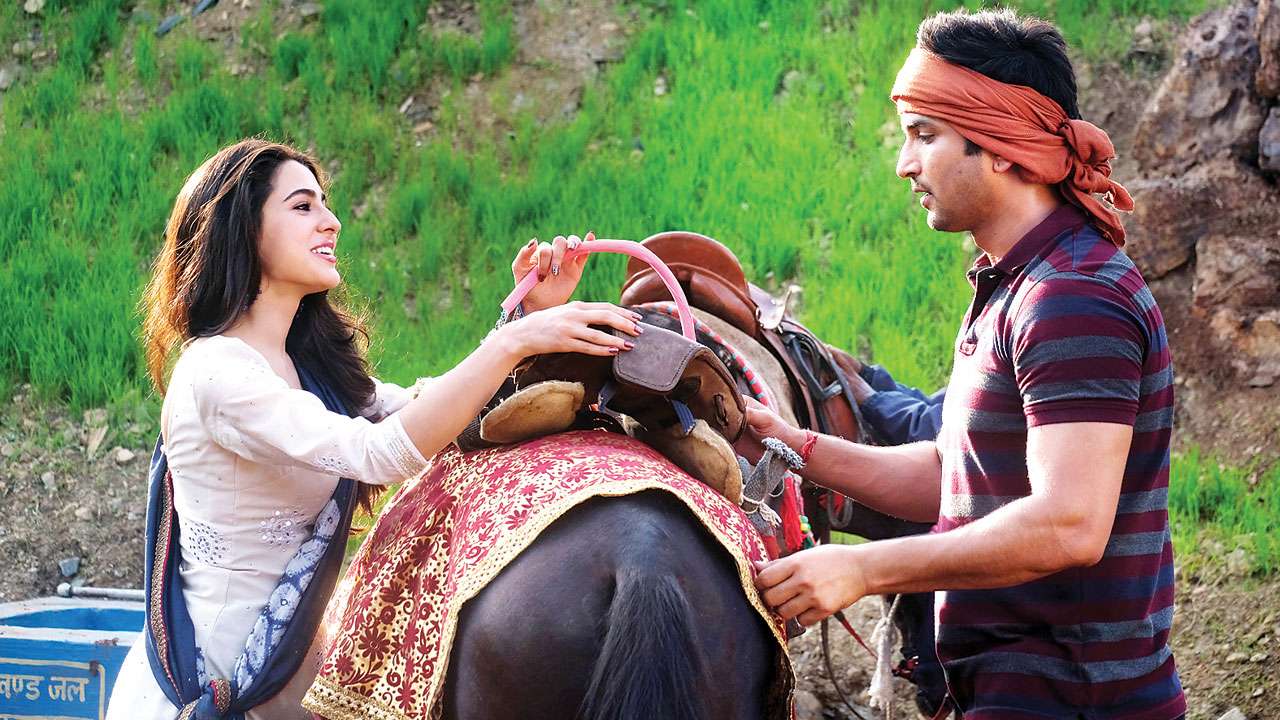 • নানা মুনির নানা মত । তবু বেশিরভাগ সূত্রেরই দাবি, ইন্ডাস্ট্রির চাপেই শেষ হযে যায় এই সম্পর্ক । নবাব পরিবারের কন্যা, বলিউডের হেভিওয়েট পরিবারের বংশধর সারা আলি খানের প্রেম যে বলিউডের বাইরে থেকে আসা এক নায়কের সঙ্গে হতে পারে তা মানতে চায়নি পতৌদি খানদান । আর সে কারণেই সরে আসতে হয়েছিল দু’জনকে । এমনকি একটি রিয়্যালিটি শোয়ে এসে করিনাকেও বলেতে সোনা গিয়েছিল এমন কথা । ভাইরাল ওই ভিডিওতে করিনা বলেন, মেয়েকে তিনি উপদেশ দেবেন তাঁর প্রথম ছবির নায়কের সঙ্গে যেন প্রেম না করে । • নানা মুনির নানা মত । তবু বেশিরভাগ সূত্রেরই দাবি, ইন্ডাস্ট্রির চাপেই শেষ হযে যায় এই সম্পর্ক । নবাব পরিবারের কন্যা, বলিউডের হেভিওয়েট পরিবারের বংশধর সারা আলি খানের প্রেম যে বলিউডের বাইরে থেকে আসা এক নায়কের সঙ্গে হতে পারে তা মানতে চায়নি পতৌদি খানদান । আর সে কারণেই সরে আসতে হয়েছিল দু’জনকে । এমনকি একটি রিয়্যালিটি শোয়ে এসে করিনাকেও বলেতে সোনা গিয়েছিল এমন কথা । ভাইরাল ওই ভিডিওতে করিনা বলেন, মেয়েকে তিনি উপদেশ দেবেন তাঁর প্রথম ছবির নায়কের সঙ্গে যেন প্রেম না করে ।