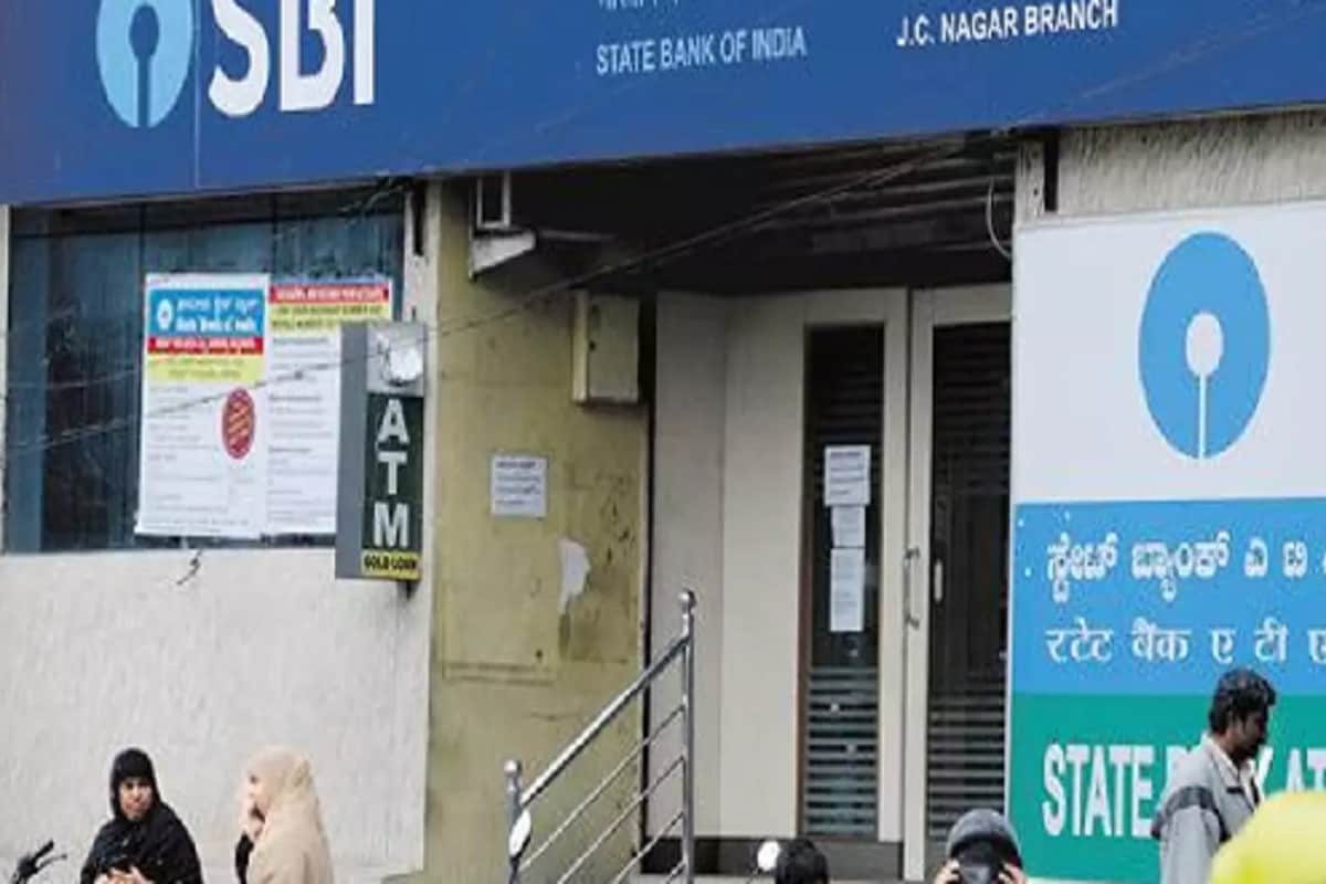 এছাড়া ১৮০ দিন থেকে ১ বছরের কম মেয়াদের স্থায়ী আমানতে ৪.৪ শতাংশ, ১ বছর থেকে ২ বছরের কম মেয়াদের এফডিতে সুদ ৫.১ শতাংশ থেকে কমে দাঁড়িয়েছে ৪.৯ শতাংশ, ২ বছর থেকে ৩ বছরের কম মেয়াদের FD-তে এখন সুদ মিলবে ৫.১ শতাংশ, ৩ বছর থেকে ৫ বছরের কম মেয়াদের FD-তে নয়া সুদ হল ৫.৩ শতাংশ এবং ৫ বছর থেকে ১০ বছর পর্যন্ত মেয়াদের এফডিতে ৫.৪ শতাংশ সুদ পাবেন গ্রাহকরা। এছাড়া ১৮০ দিন থেকে ১ বছরের কম মেয়াদের স্থায়ী আমানতে ৪.৪ শতাংশ, ১ বছর থেকে ২ বছরের কম মেয়াদের এফডিতে সুদ ৫.১ শতাংশ থেকে কমে দাঁড়িয়েছে ৪.৯ শতাংশ, ২ বছর থেকে ৩ বছরের কম মেয়াদের FD-তে এখন সুদ মিলবে ৫.১ শতাংশ, ৩ বছর থেকে ৫ বছরের কম মেয়াদের FD-তে নয়া সুদ হল ৫.৩ শতাংশ এবং ৫ বছর থেকে ১০ বছর পর্যন্ত মেয়াদের এফডিতে ৫.৪ শতাংশ সুদ পাবেন গ্রাহকরা।