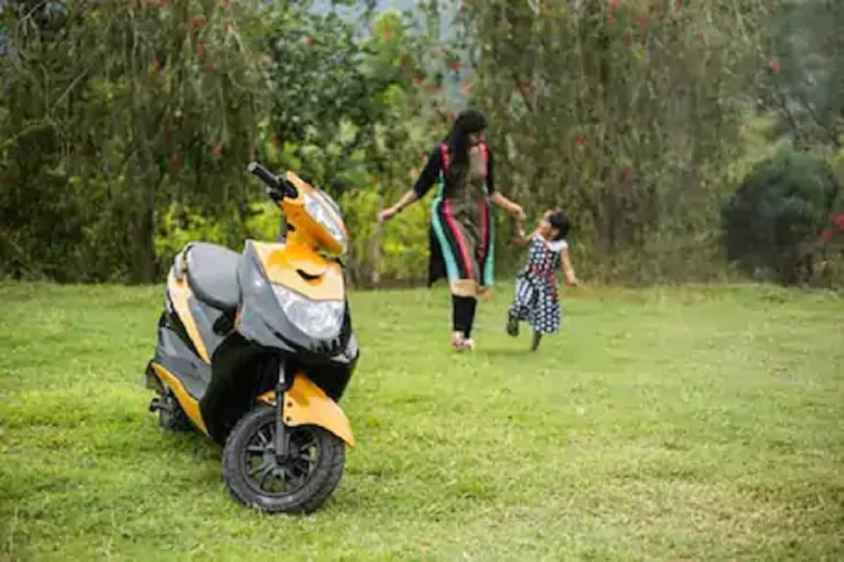 • করোনা ভাইরাস সংক্রমণের কারণে এখন অনেকেই সাইকেল, বাইকের দিকে ঝুঁকেছেন। গণপরিবহণে ছোঁয়াচ এড়িয়ে গন্তব্যে পৌঁছে যাওয়া সম্ভব নয়। কিন্তু বাইক থাকলে তা সম্ভব। স্বাভাবিক ভাবে বাইকের চাহিদা বেড়েছে। কিন্তু পেট্রোল ডিজেলের দাম বাড়ায় অনেকেই ব্যাটারি চালিত বাইকের সন্ধান চাইছেন। • করোনা ভাইরাস সংক্রমণের কারণে এখন অনেকেই সাইকেল, বাইকের দিকে ঝুঁকেছেন। গণপরিবহণে ছোঁয়াচ এড়িয়ে গন্তব্যে পৌঁছে যাওয়া সম্ভব নয়। কিন্তু বাইক থাকলে তা সম্ভব। স্বাভাবিক ভাবে বাইকের চাহিদা বেড়েছে। কিন্তু পেট্রোল ডিজেলের দাম বাড়ায় অনেকেই ব্যাটারি চালিত বাইকের সন্ধান চাইছেন।