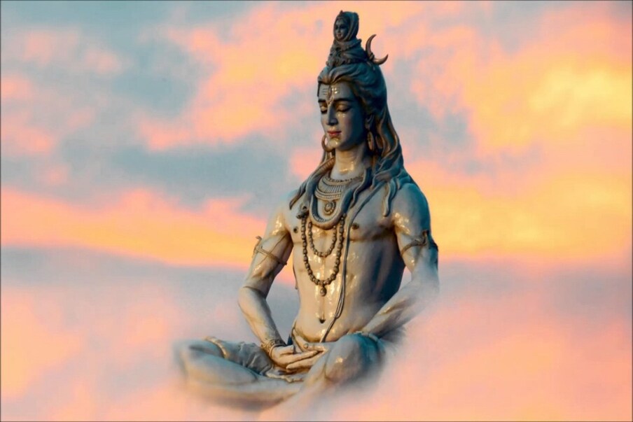  হিন্দু শাস্ত্রে এবং জ্যোতিষে শ্রাবণ মাস অতীব গুরুত্বপূর্ণ। কিংবদন্তি অনুযায়ী এই মাসেই দেবাসুরের সমুদ্র মন্থন থেকে উঠে আসা কালকূট বিষ পান করে সৃষ্টিকে রক্ষা করেছিলেন ভগবান শিব। ঠিক একই ভাবে যখন দুর্ভাগ্য বিষের ধোঁওয়ার মতো জীবনকে আচ্ছন্ন করে তোলে, তার হাত থেকেও পরিত্রাণ মেলে ভূতভাবন ভূতনাথের কৃপাতেই। এই লক্ষ্যে শ্রাবণ মাসের সোমবারে শিবের বিশেষ পূজাভিষেক কর্তব্য। পাশাপাশি ভাগ্যদোষ থেকে মুক্তির জন্য সারা শ্রাবণ মাস জুড়ে জ্যোতিষমতে আরও কী কর্তব্য তা দেখে নেওয়া যাক!