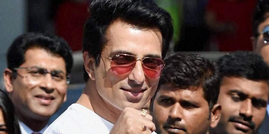 প্রসঙ্গত, এর আগে সোনু সুদ নিজেই কেন্দ্রীয় সরকারের কাছে ছাত্রছাত্রীদের স্বার্থে NEET, JEE পরীক্ষা পিছনোর আবেদন জানিয়েছিলেন। তিনি ট্যুইট করেন,'' বর্তমান পরিস্থিতির কথা মাথায় রেখে দেশের সরকারের কাছে অনুরোধ, NEET, JEE পরীক্ষা পিছিয়ে দেওয়া হোক। COVID-19-এর এই পরিস্থিতিতে আমরা কখনওই ছাত্র-ছাত্রীদের জীবন ঝুঁকির মধ্যে ঠেলে দিতে পারি না।'' সোনু সুদের কথায়, গোটা দেশে প্রায় ২৬ লক্ষ ছাত্রছাত্রী। বহু ছাত্রছাত্রী বিহার থেকে পরীক্ষায় বসে, সেখানে বিস্তীর্ণ এলাকা বন্যা কবলিত। অসমেও বন্যার নিদারুণ চিত্র! গুজরাতও NEET, JEE পরীক্ষা স্থগিত রাখার আবেদন করেছে। এই পরিস্থিতিতে ছাত্রছাত্রীদের ভয় পাওয়াটা খুবই স্বাভাবিক। প্রসঙ্গত, এর আগে সোনু সুদ নিজেই কেন্দ্রীয় সরকারের কাছে ছাত্রছাত্রীদের স্বার্থে NEET, JEE পরীক্ষা পিছনোর আবেদন জানিয়েছিলেন। তিনি ট্যুইট করেন,'' বর্তমান পরিস্থিতির কথা মাথায় রেখে দেশের সরকারের কাছে অনুরোধ, NEET, JEE পরীক্ষা পিছিয়ে দেওয়া হোক। COVID-19-এর এই পরিস্থিতিতে আমরা কখনওই ছাত্র-ছাত্রীদের জীবন ঝুঁকির মধ্যে ঠেলে দিতে পারি না।'' সোনু সুদের কথায়, গোটা দেশে প্রায় ২৬ লক্ষ ছাত্রছাত্রী। বহু ছাত্রছাত্রী বিহার থেকে পরীক্ষায় বসে, সেখানে বিস্তীর্ণ এলাকা বন্যা কবলিত। অসমেও বন্যার নিদারুণ চিত্র! গুজরাতও NEET, JEE পরীক্ষা স্থগিত রাখার আবেদন করেছে। এই পরিস্থিতিতে ছাত্রছাত্রীদের ভয় পাওয়াটা খুবই স্বাভাবিক।