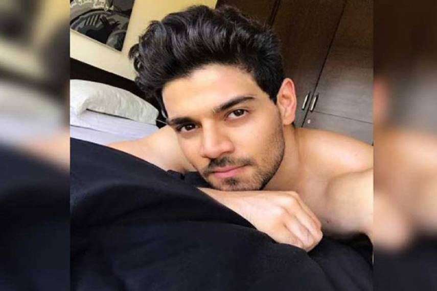 নিজেকে নিয়ে রটে যাওয়া সব খবরকেই ভ্রান্ত বলে বলেছেন সূরজ ৷ তিনি স্পষ্টই জানিয়েছেন, ‘দিশাকে আমি চিনতামই না ৷ সুশান্তের সঙ্গে সেভাবে আলাপ ছিল না ৷’ নিজেকে নিয়ে রটে যাওয়া সব খবরকেই ভ্রান্ত বলে বলেছেন সূরজ ৷ তিনি স্পষ্টই জানিয়েছেন, ‘দিশাকে আমি চিনতামই না ৷ সুশান্তের সঙ্গে সেভাবে আলাপ ছিল না ৷’