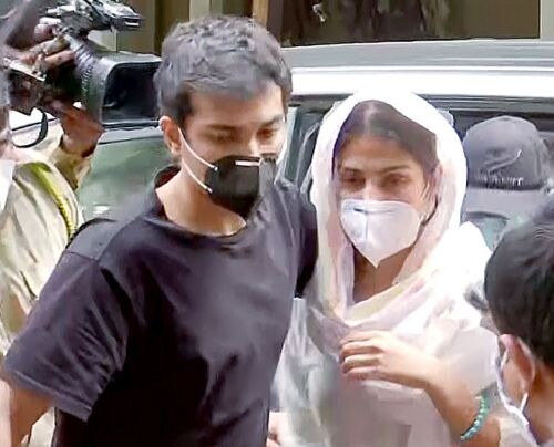 সংবাদমাধ্যমের তৎপরতায় বেজায় অসন্তুষ্ট রিয়া চক্রবর্তী! মঙ্গলবার সাংবাদিকদের বিরুদ্ধে থানায় লিখিত নালিশ দায়ের করেছেন রিয়া। সংবাদসংস্থা ANI-কে দেওয়া সাক্ষাত্কারে মুম্বই পুলিশ জানিয়েছে, রিয়ার অভিযোগ, তিনি যে আবাসনে থাকেন সেখানে রাতদিন মিডিয়ার উপস্থিতি তাঁর এবং তাঁর পরিবারের জীবন অতিষ্ঠ করে তুলেছে। তাঁর আবেদন, পুলিশ যাতে মিডিয়াকে বলে, এভাবে তারা তাঁর চলা ফেরা, গতিবিধির উপর নজরদারি করে তাঁর সাংবিধানিক অধিকার নষ্ট করতে পারে না। সংবাদমাধ্যমের তৎপরতায় বেজায় অসন্তুষ্ট রিয়া চক্রবর্তী! মঙ্গলবার সাংবাদিকদের বিরুদ্ধে থানায় লিখিত নালিশ দায়ের করেছেন রিয়া। সংবাদসংস্থা ANI-কে দেওয়া সাক্ষাত্কারে মুম্বই পুলিশ জানিয়েছে, রিয়ার অভিযোগ, তিনি যে আবাসনে থাকেন সেখানে রাতদিন মিডিয়ার উপস্থিতি তাঁর এবং তাঁর পরিবারের জীবন অতিষ্ঠ করে তুলেছে। তাঁর আবেদন, পুলিশ যাতে মিডিয়াকে বলে, এভাবে তারা তাঁর চলা ফেরা, গতিবিধির উপর নজরদারি করে তাঁর সাংবিধানিক অধিকার নষ্ট করতে পারে না।