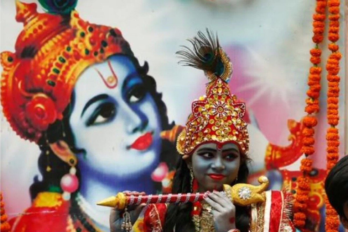 কৃষ্ণ জন্মাষ্টমী ১১ অগাস্টে পড়েছে৷ তবে পূজা ও উপবাস অনেকেই ১২ অগাস্টে রাখবেন৷ আর সেদিনই রাত ১২টায় হবে জন্মাষ্টমীর বিশেষ পূজার্চনা৷ এবারের অষ্টমী তিথি পঞ্জিকামতে পড়েছে ১১ অগাস্ট সকাল ৯.০৬-এ ৷ আর এটা শেষ হবে ১২ অগাস্ট সকাল ১১.১৬ তে৷ হিন্দু মতে সূর্য ওঠার সঙ্গে সঙ্গে নতুন দিন শুরু হয়৷Photo- File কৃষ্ণ জন্মাষ্টমী ১১ অগাস্টে পড়েছে৷ তবে পূজা ও উপবাস অনেকেই ১২ অগাস্টে রাখবেন৷ আর সেদিনই রাত ১২টায় হবে জন্মাষ্টমীর বিশেষ পূজার্চনা৷ এবারের অষ্টমী তিথি পঞ্জিকামতে পড়েছে ১১ অগাস্ট সকাল ৯.০৬-এ ৷ আর এটা শেষ হবে ১২ অগাস্ট সকাল ১১.১৬ তে৷ হিন্দু মতে সূর্য ওঠার সঙ্গে সঙ্গে নতুন দিন শুরু হয়৷Photo- File