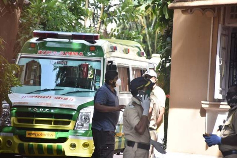 চতুর্থ, অ্যাম্বুল্যান্স চালক অক্ষয় ভান্ডগর জানান, সুশান্তের গলায় একটা ইংরেজি হরফ '0'-এর মত দাগ ছিল। কিন্তু কেউ যদি গলায় ফাঁস লাগিয়ে আত্মহত্যা করেন, তবে গোটা গলাজুড়ে দাগ থাকে। হতে পারে হয়তো গলায় ফাঁস লাগিয়ে শ্বাসরোধ করা হয়েছে সুশান্তের, তারপর হয়তো তাকে ঝুলিয়ে দেওয়া হয়।