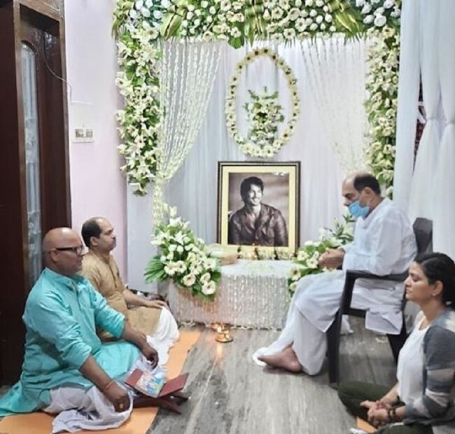 মীনাক্ষি মিশ্রা মুম্বই পুলিশের ভূমিকা নিয়েও প্রশ্ন তোলেন! তিনি জানান, '' আত্মহত্যার ক্ষেত্রে ফরেনসিক বিশেষজ্ঞরাই ঝুলন্ত দেহ উদ্ধার করতে পারেন। এক্ষেত্রে তা হয়নি। কাজেই, মুম্বই পুলিশ যে প্রমাণ নষ্টের চেষ্টা করেনি, সেটা কে হলফ করে বলতে পারে?'' 