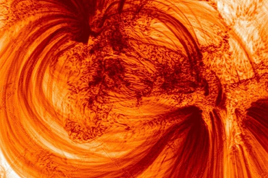 • National Oceanic and Atmospheric Administration (NOAA)–এর বিজ্ঞানীরা বলেছে, CME –এর ফলে পৃথিবীর বায়ুমণ্ডলে আটকে থাকা ইলেকট্রম, প্রোটনের ব্যবহার পাল্টে যেতে পারে। হঠাৎ করে আলোয় আলো হয়ে পারে আকাশ। যাকে ‘ওরা’ বলা যায়। আর সবটাই হতে পারে সূর্যের চৌম্বকীয় ক্ষেত্রের পরিবর্তনের ফলে। (প্রতীকী ছবি) • National Oceanic and Atmospheric Administration (NOAA)–এর বিজ্ঞানীরা বলেছে, CME –এর ফলে পৃথিবীর বায়ুমণ্ডলে আটকে থাকা ইলেকট্রম, প্রোটনের ব্যবহার পাল্টে যেতে পারে। হঠাৎ করে আলোয় আলো হয়ে পারে আকাশ। যাকে ‘ওরা’ বলা যায়। আর সবটাই হতে পারে সূর্যের চৌম্বকীয় ক্ষেত্রের পরিবর্তনের ফলে। (প্রতীকী ছবি)