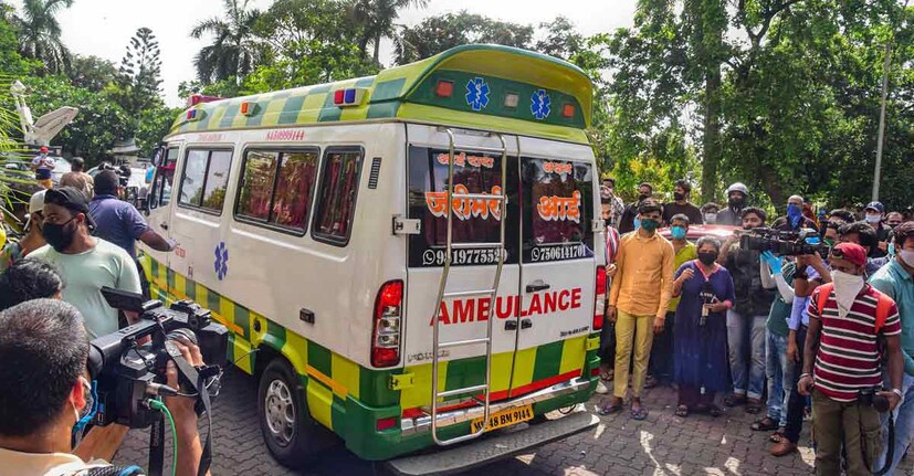তৃতীয়ত, অ্যাম্বুল্যান্স চালক অক্ষয় ভান্ডগর জানান, সুশান্তের পায়ের নানা জায়গা থেঁতলে গিয়েছিল। তাঁর প্রশ্ন, '' গলায় ফাঁস লাগিয়ে ঝুললে গোটা শরীরে রক্ত জমাট বাঁধার দাগ থাকে। সুশান্তের ক্ষেত্রে তেমনটা ছিল না। শুধুমাত্র পায়ের নানা স্থানে দগদগে ক্ষত ছিল! এ'টা কীভাবে সম্ভব ? দেখে মনে হচ্ছিল কেউ খুব জোরে পায়ে আগাত করেছে।''