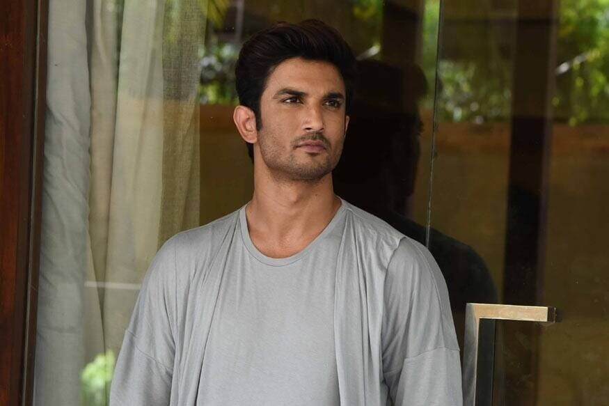 • তবে পরে দেখা যায়, সুশান্তের হাউজ ম্যানেজারের সঙ্গেও তিনি কথা বলছেন। সুশান্তের মৃত্যু তদন্তে নেমে এখনও এই মহিলার কোনওরকম সন্ধান পায়নি পুলিশ। আরও মুশকিল হচ্ছে করোনা আবহে ওই মহিলা মাস্ক পরে থাকায় তাঁকে চেনাও যাচ্ছে না। • তবে পরে দেখা যায়, সুশান্তের হাউজ ম্যানেজারের সঙ্গেও তিনি কথা বলছেন। সুশান্তের মৃত্যু তদন্তে নেমে এখনও এই মহিলার কোনওরকম সন্ধান পায়নি পুলিশ। আরও মুশকিল হচ্ছে করোনা আবহে ওই মহিলা মাস্ক পরে থাকায় তাঁকে চেনাও যাচ্ছে না।