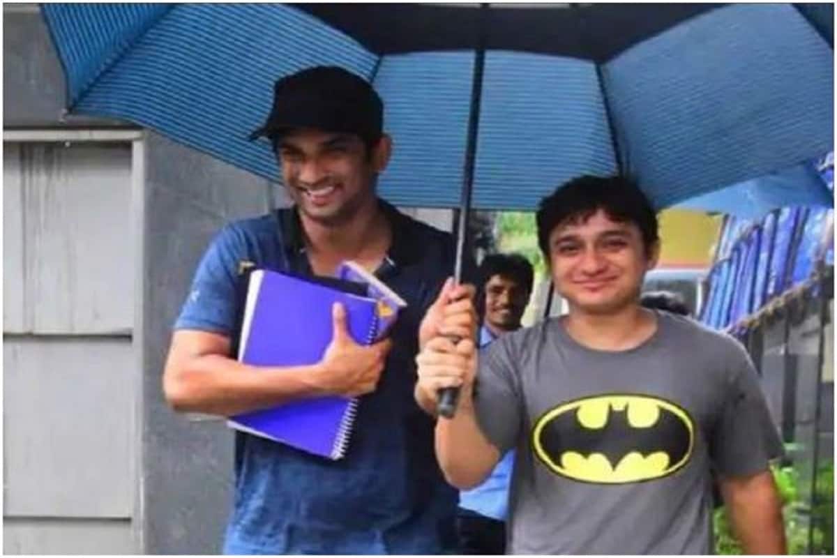 চাকরিটা কেন ছেড়ে দিলেন? প্রশ্নের উত্তেরে অঙ্কিত জানান, তিনি নিজে কখনও ছাড়েননি, তাঁকে ছাড়িয়ে দেওয়া হয়েছিল। উল্লেখ্য, এই সময়ে রিয়া সুশান্তের জীবনে এন্ট্রি নিয়ে নিয়েছেন। আজও সেই দিনটা ভোলেননি অঙ্কিত, জানালেন, '' দিল বেচারার শ্যুটিং শেষ করে আমরা মুম্বই ফিরব। হঠাৎ করেই ফোন আসে, আমার এক বন্ধুর বাবা মারা গিয়েছেন, আমাকে সেখানে যেতে হবে। আমি সুশান্ত ভাইয়া -কে জানিয়ে বন্ধুর কাছে যাই। মুম্বই ফিরতে আমার কয়েকদিন দেরি হয়েছিল। ফিরেই আমি সুশান্ত স্যারের ফ্ল্যাটে যাই। তখন বাড়ির অন্যান্য পরিচারকেরা আমায় ঢুকতে দেন না। বলেন, সুশান্ত স্যর ট্রিপ-এ গিয়েছেন। চাকরিটা কেন ছেড়ে দিলেন? প্রশ্নের উত্তেরে অঙ্কিত জানান, তিনি নিজে কখনও ছাড়েননি, তাঁকে ছাড়িয়ে দেওয়া হয়েছিল। উল্লেখ্য, এই সময়ে রিয়া সুশান্তের জীবনে এন্ট্রি নিয়ে নিয়েছেন। আজও সেই দিনটা ভোলেননি অঙ্কিত, জানালেন, '' দিল বেচারার শ্যুটিং শেষ করে আমরা মুম্বই ফিরব। হঠাৎ করেই ফোন আসে, আমার এক বন্ধুর বাবা মারা গিয়েছেন, আমাকে সেখানে যেতে হবে। আমি সুশান্ত ভাইয়া -কে জানিয়ে বন্ধুর কাছে যাই। মুম্বই ফিরতে আমার কয়েকদিন দেরি হয়েছিল। ফিরেই আমি সুশান্ত স্যারের ফ্ল্যাটে যাই। তখন বাড়ির অন্যান্য পরিচারকেরা আমায় ঢুকতে দেন না। বলেন, সুশান্ত স্যর ট্রিপ-এ গিয়েছেন।