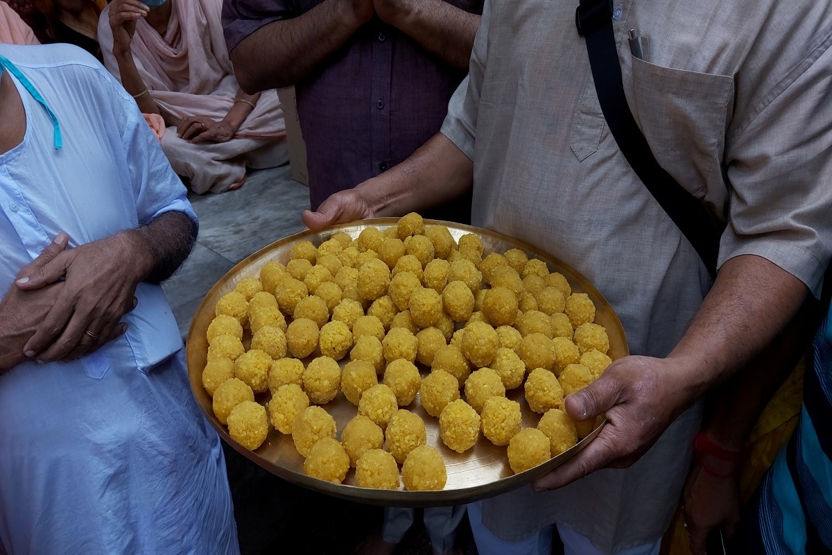 আজ অর্থাত্ শনিবার তারাপীঠ মহাশ্মশানে রাম জন্মভূমির মহাপ্রসাদ তারাপীঠের সাধুসন্ত থেকে সাধারণ মানুষ, প্রত্যেককে প্রসাদ বিতরণ করা হয়েছে৷ ছবি ও তথ্য: অক্ষয় ধীবর আজ অর্থাত্ শনিবার তারাপীঠ মহাশ্মশানে রাম জন্মভূমির মহাপ্রসাদ তারাপীঠের সাধুসন্ত থেকে সাধারণ মানুষ, প্রত্যেককে প্রসাদ বিতরণ করা হয়েছে৷ ছবি ও তথ্য: অক্ষয় ধীবর