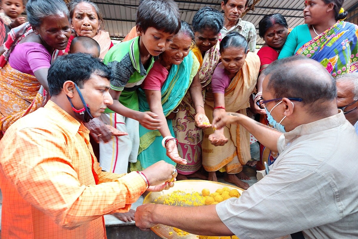 অযোধ্যায় রাম মন্দির নির্মাণের জন্য মহাযজ্ঞের আয়োজন করা হয় তারপীঠ মন্দিরে। ৫ অগাস্ট রাম মন্দিরের ভূমিপুজোর আগে পৌঁছে যায় সেই জীবিত কুণ্ডের জল ও মহাশ্মশানের মাটি, দ্বারকা নদীর জল এবং ওই দিনের পূজিত উপকরণ এবং মহাযজ্ঞের ভষ্ম পিতলের কলসিতে ভরে পাঠানো হয় অযোধ্যায়। ছবি ও তথ্য: অক্ষয় ধীবর অযোধ্যায় রাম মন্দির নির্মাণের জন্য মহাযজ্ঞের আয়োজন করা হয় তারপীঠ মন্দিরে। ৫ অগাস্ট রাম মন্দিরের ভূমিপুজোর আগে পৌঁছে যায় সেই জীবিত কুণ্ডের জল ও মহাশ্মশানের মাটি, দ্বারকা নদীর জল এবং ওই দিনের পূজিত উপকরণ এবং মহাযজ্ঞের ভষ্ম পিতলের কলসিতে ভরে পাঠানো হয় অযোধ্যায়। ছবি ও তথ্য: অক্ষয় ধীবর