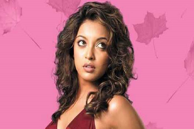 নানার বিরুদ্ধে তাঁর লড়াই কি এখনও জারি রয়েছে ? উত্তরে তনুশ্রী জানান, '' যখন কাছে টাকা নেই এবং বিল মেটাতে হবে, তখন কী করে নিজের অধিকারের জন্য লড়াই করব? যখন কঙ্গনা বা অন্য কাউকে দেখি অন্যায়ের বিরুদ্ধে সরব হচ্ছেন, খুব ভাল লাগে! আমি বর্তমানে পারছি না, আমার পরিস্থিতিটা আলাদা।''