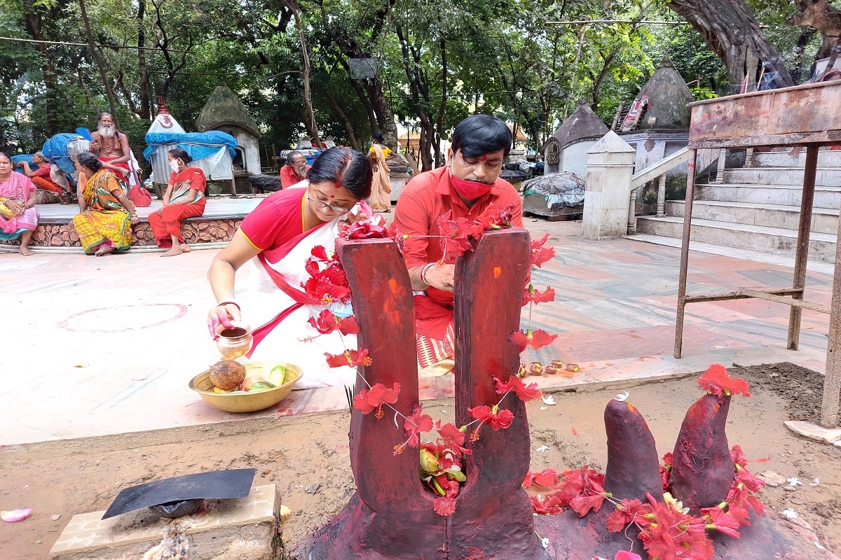 তারাপীঠের কৌশিকী অমাবস্যা মানেই তো জনসমুদ্র,কোলাহল।রাস্তায় রাস্তায় পুলিশিটহল ঘন ঘন মন্দিরের অফিস এবং পুলিশ ক্যাম্প থেকে ঘোষণা। যততত্ৰ রাস্তার মোড়ে মোড়ে গজিয়ে উঠে স্বেচ্ছাসেবকদের অস্থায়ী আস্থানা। আকাশে উড়তে থাকে পুলিশ প্রশাসনের ড্রোন ক্যামেরা।রাস্তার মোড়ে মোড়ে পূর্ণার্থীদের মুখে কর্কশ শব্দে শোনা যায় জয় তারা জয় তারা। ছবি ও তথ্য-AKSHOY DHIBAR তারাপীঠের কৌশিকী অমাবস্যা মানেই তো জনসমুদ্র,কোলাহল।রাস্তায় রাস্তায় পুলিশিটহল ঘন ঘন মন্দিরের অফিস এবং পুলিশ ক্যাম্প থেকে ঘোষণা। যততত্ৰ রাস্তার মোড়ে মোড়ে গজিয়ে উঠে স্বেচ্ছাসেবকদের অস্থায়ী আস্থানা। আকাশে উড়তে থাকে পুলিশ প্রশাসনের ড্রোন ক্যামেরা।রাস্তার মোড়ে মোড়ে পূর্ণার্থীদের মুখে কর্কশ শব্দে শোনা যায় জয় তারা জয় তারা। ছবি ও তথ্য-AKSHOY DHIBAR