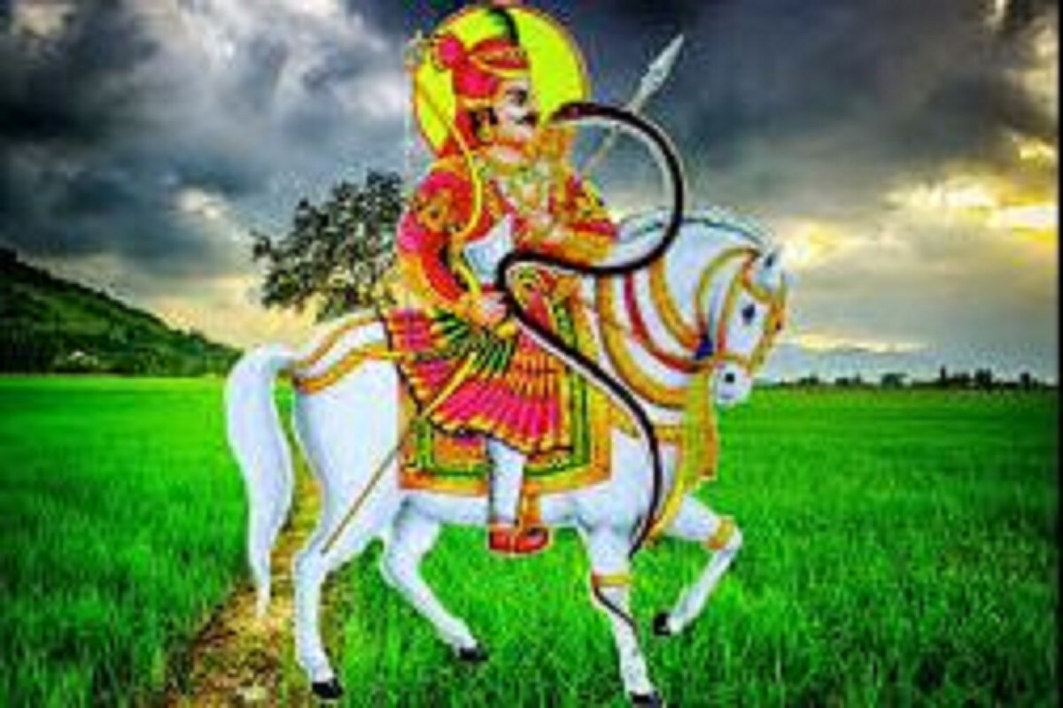 পুরাকালে তেজজী রাজা নামের এক ব্যবসায়ী ছিলেন৷ তিনি ছোট থেকেই দুঃসাহসী ছিলেন৷ কোনও বিপদ সংকুল কাজ করতে কোনওরকম ভয় পেতেন না৷ একবার তিনি বোনকে নিয়ে তাঁর শ্বশুরবাড়ি গিয়েছিলেন৷ সেটাও ভাদ্রমাসের শুক্লাপক্ষের দশমী তিথি ছিল৷ তিনি যখন গিয়েছিলেন তখন মেণা নামের একটি ডাকাত তার দলবল নিয়ে এসে গ্রামে আক্রমণ করেন৷ সেই গ্রাম ও তার গ্রামের আশেপাশে লুঠতরাজ চালিয়ে সব নিয়ে চলে যায়৷ Photo- File পুরাকালে তেজজী রাজা নামের এক ব্যবসায়ী ছিলেন৷ তিনি ছোট থেকেই দুঃসাহসী ছিলেন৷ কোনও বিপদ সংকুল কাজ করতে কোনওরকম ভয় পেতেন না৷ একবার তিনি বোনকে নিয়ে তাঁর শ্বশুরবাড়ি গিয়েছিলেন৷ সেটাও ভাদ্রমাসের শুক্লাপক্ষের দশমী তিথি ছিল৷ তিনি যখন গিয়েছিলেন তখন মেণা নামের একটি ডাকাত তার দলবল নিয়ে এসে গ্রামে আক্রমণ করেন৷ সেই গ্রাম ও তার গ্রামের আশেপাশে লুঠতরাজ চালিয়ে সব নিয়ে চলে যায়৷ Photo- File