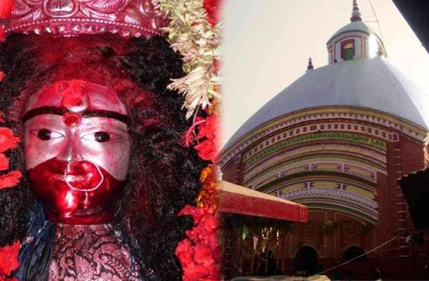*তারাপীঠে কৌশিকী অমাবস্যায় ভিড় সামাল দিতে কার্যত হিমসিম খেতে হয় বীরভূম জেলা পুলিশ প্রশাসনকে প্রতিবছর।অমাবস্যার প্রায় এক সপ্তাহ আগে থেকেই সেখানকার হোটেল ও লজগুলিতে পা রাখার জায়গা থাকত না। দেশের নানা প্রান্ত থেকে লক্ষ লক্ষ দর্শনার্থী ছুটে আসেন। এবার সেই পরিস্থিতি তৈরি হলে যে করোনার সংক্রমণ নিমেষে ছড়িয়ে পড়বে, তা বুঝতে পেরেই বীরভূম জেলা পুলিশ প্রশাসনের তরফ থেকে এই সিদ্ধান্ত নেওয়া হয়েছে। ফাইল ছবি। *তারাপীঠে কৌশিকী অমাবস্যায় ভিড় সামাল দিতে কার্যত হিমসিম খেতে হয় বীরভূম জেলা পুলিশ প্রশাসনকে প্রতিবছর।অমাবস্যার প্রায় এক সপ্তাহ আগে থেকেই সেখানকার হোটেল ও লজগুলিতে পা রাখার জায়গা থাকত না। দেশের নানা প্রান্ত থেকে লক্ষ লক্ষ দর্শনার্থী ছুটে আসেন। এবার সেই পরিস্থিতি তৈরি হলে যে করোনার সংক্রমণ নিমেষে ছড়িয়ে পড়বে, তা বুঝতে পেরেই বীরভূম জেলা পুলিশ প্রশাসনের তরফ থেকে এই সিদ্ধান্ত নেওয়া হয়েছে। ফাইল ছবি।