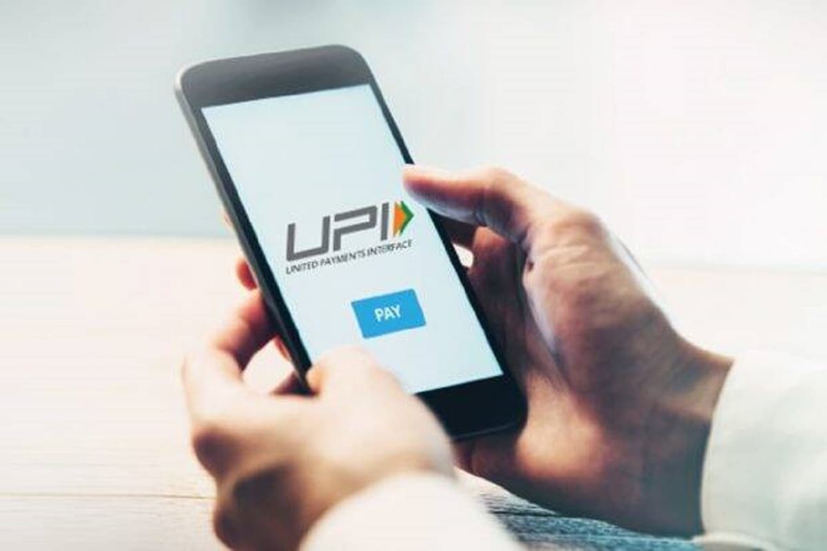 UPI-এর মাধ্যমে অনলাইনে পেমেন্ট করতে অভ্যস্ত যারা, তাদের জন্য দারুণ সুখবর ৷ এবার থেকে যেকোন ধরনের ডিজিট্যাল লেনদেন (Digital Transaction)-এ কাটা হবে না কোনও মার্চেন্ট ডিসকাউন্ট চার্জ (MDR) কাটা হবে না ৷ এমনকী ১ জানুয়ারি, ২০২০-এর পর কোনও গ্রাহকের থেকে এই চার্জ কাটা হয়ে থাকলে তা ব্যাঙ্কগুলিকে ফেরতের নির্দেশ দিয়েছে কেন্দ্র ৷ UPI-এর মাধ্যমে অনলাইনে পেমেন্ট করতে অভ্যস্ত যারা, তাদের জন্য দারুণ সুখবর ৷ এবার থেকে যেকোন ধরনের ডিজিট্যাল লেনদেন (Digital Transaction)-এ কাটা হবে না কোনও মার্চেন্ট ডিসকাউন্ট চার্জ (MDR) কাটা হবে না ৷ এমনকী ১ জানুয়ারি, ২০২০-এর পর কোনও গ্রাহকের থেকে এই চার্জ কাটা হয়ে থাকলে তা ব্যাঙ্কগুলিকে ফেরতের নির্দেশ দিয়েছে কেন্দ্র ৷