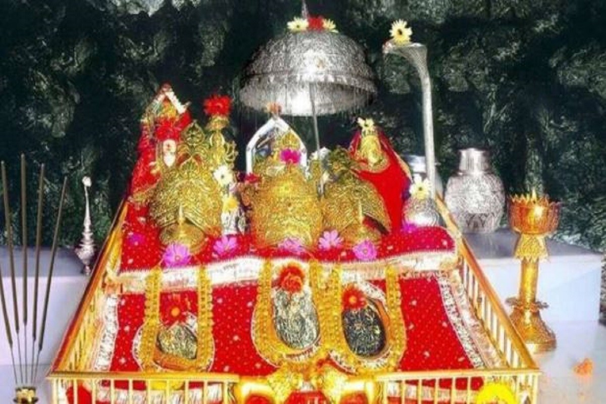 •বৈষ্ণো দেবী মন্দিরজম্মুর মাতা বৈষ্ণো দেবী মন্দিরটি সারা দেশে জনপ্রিয়। সারা বছর হাজার হাজার মানুষ এখানে আসেন। অনুমান, বছরে প্রায় ৮০ লক্ষ লোক বৈষ্ণবীদেবীর কাছে যান। ট্যুর মাই ইন্ডিয়া ডটকমের তথ্য অনুসারে, ভক্তদের অনুদান থেকে বছরে ৫০০ কোটি টাকা আসে মন্দিরে। •বৈষ্ণো দেবী মন্দিরজম্মুর মাতা বৈষ্ণো দেবী মন্দিরটি সারা দেশে জনপ্রিয়। সারা বছর হাজার হাজার মানুষ এখানে আসেন। অনুমান, বছরে প্রায় ৮০ লক্ষ লোক বৈষ্ণবীদেবীর কাছে যান। ট্যুর মাই ইন্ডিয়া ডটকমের তথ্য অনুসারে, ভক্তদের অনুদান থেকে বছরে ৫০০ কোটি টাকা আসে মন্দিরে।