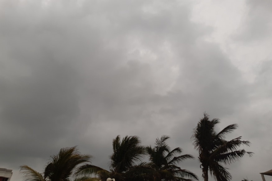 • সক্রিয় মৌসুমী অক্ষরেখার কারণেই এই বৃষ্টিপাত। মঙ্গলবার পর্যন্ত টানা বৃষ্টি চলবে দক্ষিণবঙ্গে, এমনই জানিয়েছে আবহাওয়া দফতর। (প্রতীকী ছবি) • সক্রিয় মৌসুমী অক্ষরেখার কারণেই এই বৃষ্টিপাত। মঙ্গলবার পর্যন্ত টানা বৃষ্টি চলবে দক্ষিণবঙ্গে, এমনই জানিয়েছে আবহাওয়া দফতর। (প্রতীকী ছবি)