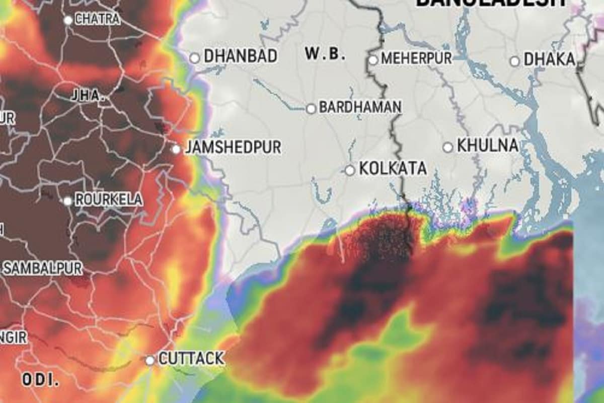 উপগ্রহ চিত্র থেকে দেখা যাচ্ছে পশ্চিমবঙ্গের পশ্চিম দিকে একটি গভীর নিম্নচাপ অক্ষরেখা বিস্তৃত রয়েছে৷ অন্যদিকে বঙ্গোপসাগরের ঘণীভূত নিম্নচাপটি ধীরে ধীরে এগোচ্ছে৷ এরই জেরে দক্ষিণ বঙ্গের ৯ জেলায় প্রবলবৃষ্টিপাতের আশঙ্কা রয়েছে। দক্ষিণ ২৪ পরগনা, বাঁকুড়া, বীরভূম, পূর্ব মেদিনীপুর, পশ্চিম মেদিনীপুর, হাওড়া, হুগলি, ঝাড়গ্রাম, পশ্চিম বর্ধমানে ভারী বৃষ্টির সম্ভাবনা রয়েছে৷ Photo Courtesy- Accuweather উপগ্রহ চিত্র থেকে দেখা যাচ্ছে পশ্চিমবঙ্গের পশ্চিম দিকে একটি গভীর নিম্নচাপ অক্ষরেখা বিস্তৃত রয়েছে৷ অন্যদিকে বঙ্গোপসাগরের ঘণীভূত নিম্নচাপটি ধীরে ধীরে এগোচ্ছে৷ এরই জেরে দক্ষিণ বঙ্গের ৯ জেলায় প্রবলবৃষ্টিপাতের আশঙ্কা রয়েছে। দক্ষিণ ২৪ পরগনা, বাঁকুড়া, বীরভূম, পূর্ব মেদিনীপুর, পশ্চিম মেদিনীপুর, হাওড়া, হুগলি, ঝাড়গ্রাম, পশ্চিম বর্ধমানে ভারী বৃষ্টির সম্ভাবনা রয়েছে৷ Photo Courtesy- Accuweather