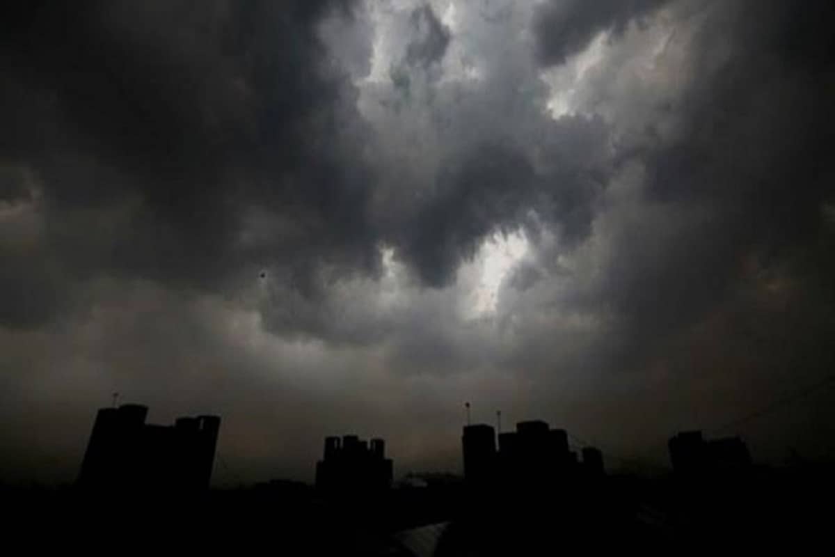 গাঙ্গেয় পশ্চিমবঙ্গে ঘূর্ণাবর্ত। উত্তরবঙ্গে কাল বৃষ্টি কমলেও দক্ষিণবঙ্গে বিক্ষিপ্ত বৃষ্টি আগামিকালও।মূলত আকাশ মেঘলা ও কয়েক দফায় হালকা থেকে মাঝারি বৃষ্টির সম্ভাবনা কলকাতা সহ গাঙ্গেয় পশ্চিমবঙ্গের জেলাগুলোতে। উত্তরবঙ্গের শনিবার থেকে বৃষ্টি বাড়বে রবিবার ফের ভারী বৃষ্টির সম্ভাবনা উত্তরবঙ্গে। গাঙ্গেয় পশ্চিমবঙ্গে ঘূর্ণাবর্ত। উত্তরবঙ্গে কাল বৃষ্টি কমলেও দক্ষিণবঙ্গে বিক্ষিপ্ত বৃষ্টি আগামিকালও।মূলত আকাশ মেঘলা ও কয়েক দফায় হালকা থেকে মাঝারি বৃষ্টির সম্ভাবনা কলকাতা সহ গাঙ্গেয় পশ্চিমবঙ্গের জেলাগুলোতে। উত্তরবঙ্গের শনিবার থেকে বৃষ্টি বাড়বে রবিবার ফের ভারী বৃষ্টির সম্ভাবনা উত্তরবঙ্গে।