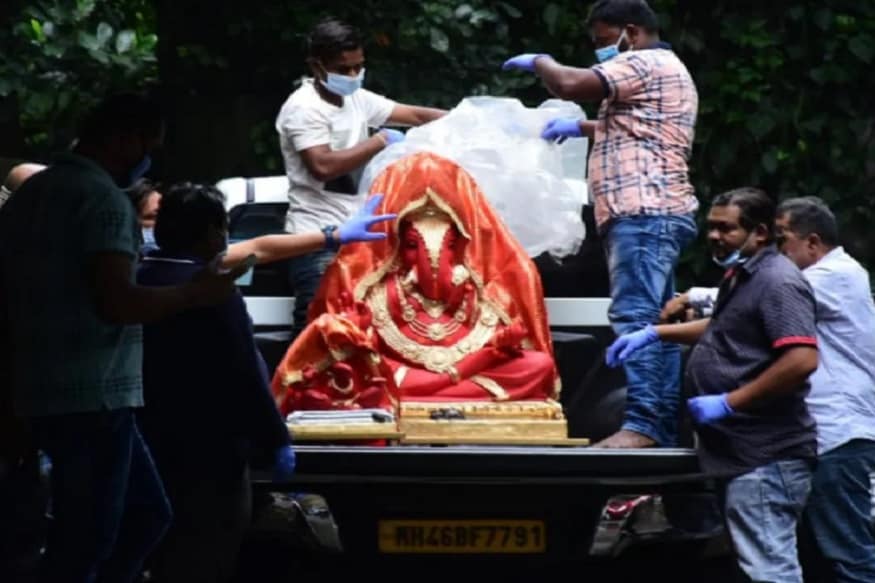 করোনা বিধি মেনে অর্থাৎ মাক্স পরে ট্রাকে করে অর্পিতার বাড়িতে গণেশের মূর্তি নিয়ে যাওয়া হয়েছে ৷ ছবি সৌজন্যে -Viral Bhayani ৷ করোনা বিধি মেনে অর্থাৎ মাক্স পরে ট্রাকে করে অর্পিতার বাড়িতে গণেশের মূর্তি নিয়ে যাওয়া হয়েছে ৷ ছবি সৌজন্যে -Viral Bhayani ৷