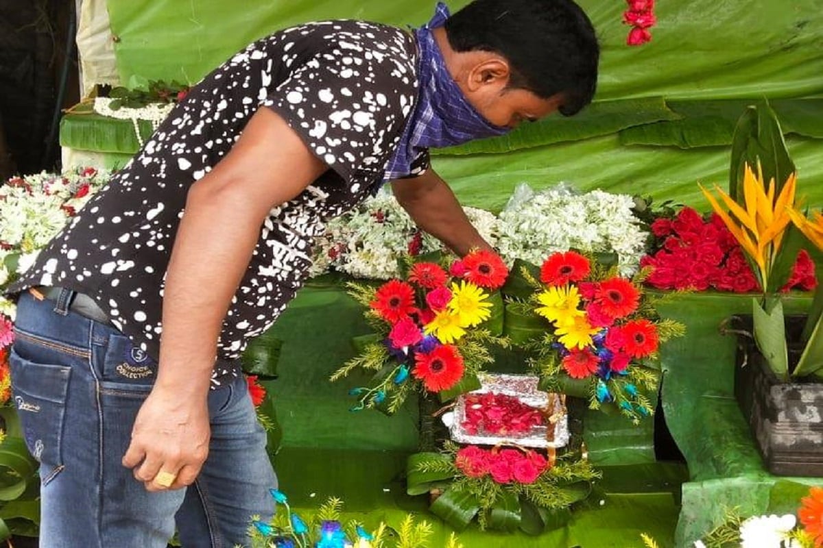 আজ দিনটা বড়োই শুভ। আজ গোপালের জন্মদিন বলে কথা।তাই কম বেশি আজ সব বাড়িতেই রাতে জন্মাষ্টমীর পুজো হয়েছে ধুমধাম করে। করোনাকে বুড়ো আঙ্গুল দেখিয়েই আজ দেশ ব্যাপী পূজিত হবেন শ্রী কৃষ্ণ। আজ দিনটা বড়োই শুভ। আজ গোপালের জন্মদিন বলে কথা।তাই কম বেশি আজ সব বাড়িতেই রাতে জন্মাষ্টমীর পুজো হয়েছে ধুমধাম করে। করোনাকে বুড়ো আঙ্গুল দেখিয়েই আজ দেশ ব্যাপী পূজিত হবেন শ্রী কৃষ্ণ।