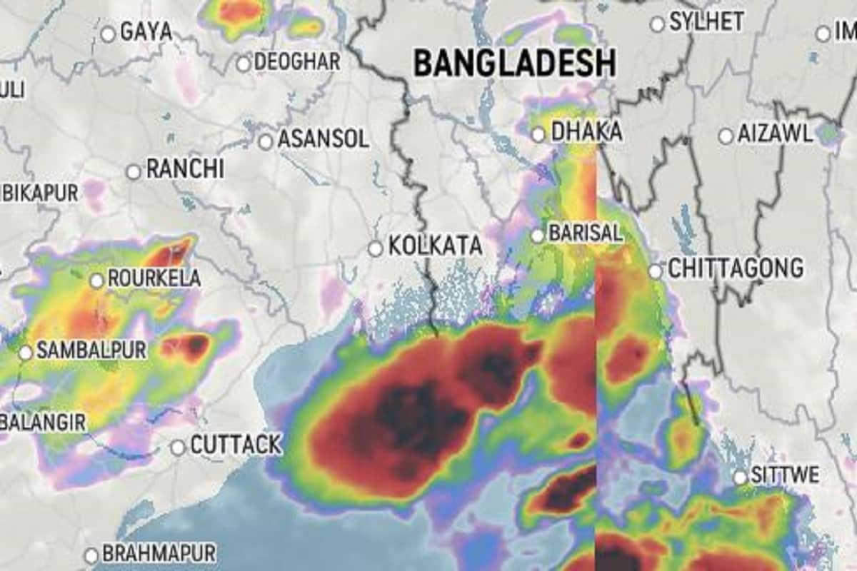 এই মুহূর্তে কলকাতার সর্বোচ্চ তাপমাত্রা ৩০- র কোঠার নিচের দিকে থাকলেও আদ্রর্তা প্রায় ৯৫ শতাংশেরও বেশি তাই মানুষ সারাদিনই অস্বস্তি বোধ করবেন৷ এদিকে রবিবার সারাদিন একটানা বৃষ্টির পূর্বাভাস না থাকলেও একাধিক বার বৃষ্টিতে ভাসতে চলেছে গোটা দক্ষিণবঙ্গ৷ পাশাপাশি সোমবার থেকে নিম্নচাপ আরও বেশি স্থলভাগের কাছাকাছি চলে আসায় বাড়বে বৃষ্টির দাপট৷ Photo Courtesy- Accuweather এই মুহূর্তে কলকাতার সর্বোচ্চ তাপমাত্রা ৩০- র কোঠার নিচের দিকে থাকলেও আদ্রর্তা প্রায় ৯৫ শতাংশেরও বেশি তাই মানুষ সারাদিনই অস্বস্তি বোধ করবেন৷ এদিকে রবিবার সারাদিন একটানা বৃষ্টির পূর্বাভাস না থাকলেও একাধিক বার বৃষ্টিতে ভাসতে চলেছে গোটা দক্ষিণবঙ্গ৷ পাশাপাশি সোমবার থেকে নিম্নচাপ আরও বেশি স্থলভাগের কাছাকাছি চলে আসায় বাড়বে বৃষ্টির দাপট৷ Photo Courtesy- Accuweather