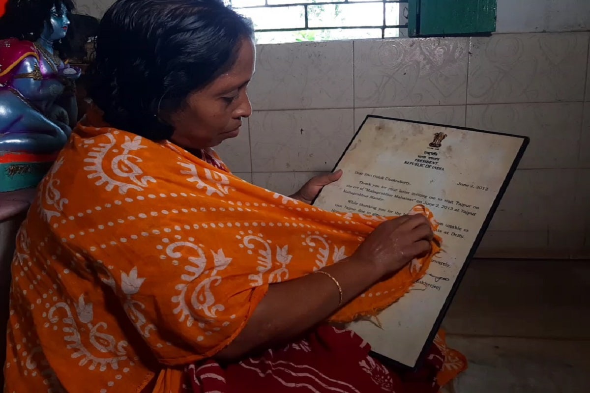১৯৯৫ সালে তৎকালীন বিদেশমন্ত্রী তথা যোজনা কমিশনের ডেপুটি কমিশনার হিসেবে তিনি এসেছিলেন তাজপুর মহেন্দ্র নাথ রায় ইনস্টিটিউশনের শতবর্ষ পূর্তি অনুষ্ঠানে যোগ দিতে। চক্রবর্তী পরিবারের এক বর্ষীয়ান সদস্যের কথা অনুযায়ী, সেদিন অনুষ্ঠানে যাওয়ার পথে প্রণববাবুর গাড়ি আটকে দিয়েছিলেন চক্রবর্তী পরিবারের মহিলারা। লাঠি উঁচিয়ে তেড়ে এসেছিলেন কর্তব্যরত পুলিশ কর্মী ও নিরাপত্তারক্ষীরা। তথ্য ও ছবি: সন্তু মল্লিক ১৯৯৫ সালে তৎকালীন বিদেশমন্ত্রী তথা যোজনা কমিশনের ডেপুটি কমিশনার হিসেবে তিনি এসেছিলেন তাজপুর মহেন্দ্র নাথ রায় ইনস্টিটিউশনের শতবর্ষ পূর্তি অনুষ্ঠানে যোগ দিতে। চক্রবর্তী পরিবারের এক বর্ষীয়ান সদস্যের কথা অনুযায়ী, সেদিন অনুষ্ঠানে যাওয়ার পথে প্রণববাবুর গাড়ি আটকে দিয়েছিলেন চক্রবর্তী পরিবারের মহিলারা। লাঠি উঁচিয়ে তেড়ে এসেছিলেন কর্তব্যরত পুলিশ কর্মী ও নিরাপত্তারক্ষীরা। তথ্য ও ছবি: সন্তু মল্লিক
