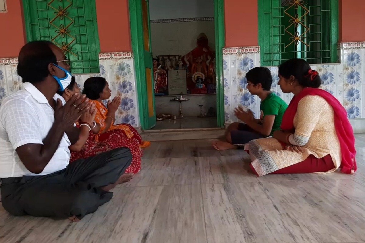 গাড়ি থেকে মুখ বাড়িয়ে নিরাপত্তারক্ষীদের প্রণব মুখোপাধ্যায় বলেছিলেন, 'আরে আপনারা কী করছেন? এটা আমার বাড়ি। আমি এই বাড়ির বড় ছেলে।' তাঁর কথায় হকচকিয়ে গিয়েছিলেন কর্তব্যরত পুলিশকর্মী থেকে নিরাপত্তারক্ষীরা। চক্রবর্তী পরিবারের লোকজন বাড়িতে আসার আহ্বান জানালে তিনি বলেছিলেন, অনুষ্ঠানটা থেকে ঘুরে আসছি৷ তথ্য ও ছবি: সন্তু মল্লিক গাড়ি থেকে মুখ বাড়িয়ে নিরাপত্তারক্ষীদের প্রণব মুখোপাধ্যায় বলেছিলেন, 'আরে আপনারা কী করছেন? এটা আমার বাড়ি। আমি এই বাড়ির বড় ছেলে।' তাঁর কথায় হকচকিয়ে গিয়েছিলেন কর্তব্যরত পুলিশকর্মী থেকে নিরাপত্তারক্ষীরা। চক্রবর্তী পরিবারের লোকজন বাড়িতে আসার আহ্বান জানালে তিনি বলেছিলেন, অনুষ্ঠানটা থেকে ঘুরে আসছি৷ তথ্য ও ছবি: সন্তু মল্লিক