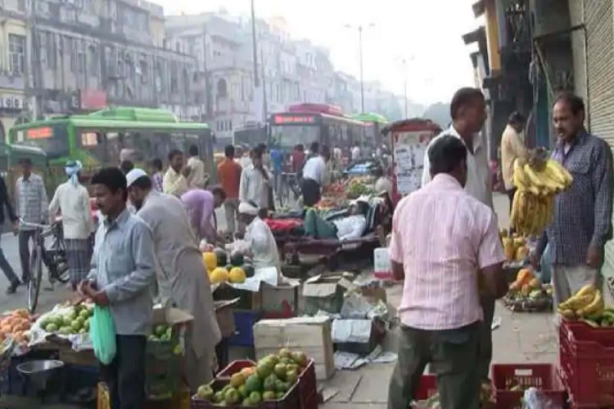 প্রধানমন্ত্রী স্বনিধি অ্যাপ-এর মাধ্যমে হকাররা কোনও কাগজপত্র ছাড়াই মাইক্রো-ক্রেডিটের সুবিধা পেতে পারেন৷ গত ২৯ জুন এই সুবিধা চালু হয়ে গিয়েছে৷ প্রধানমন্ত্রী স্বনিধি অ্যাপ-এর মাধ্যমে হকাররা কোনও কাগজপত্র ছাড়াই মাইক্রো-ক্রেডিটের সুবিধা পেতে পারেন৷ গত ২৯ জুন এই সুবিধা চালু হয়ে গিয়েছে৷