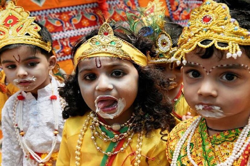 তবে ইংরাজি তারিখ মেনে জন্মাষ্টমী পূজার সময় ১২ অগাস্ট রাত ১২.০৫ থেকে ১২.৪৮ অবধি৷ পূজার জন্য পবিত্রতম মহূর্ত থাকবে ৪৩ মিনিট৷ অন্যদিকে দহি হান্ডি সেলিব্রেশন হবে বুধবার ১২ অগাস্ট৷Photo- File 