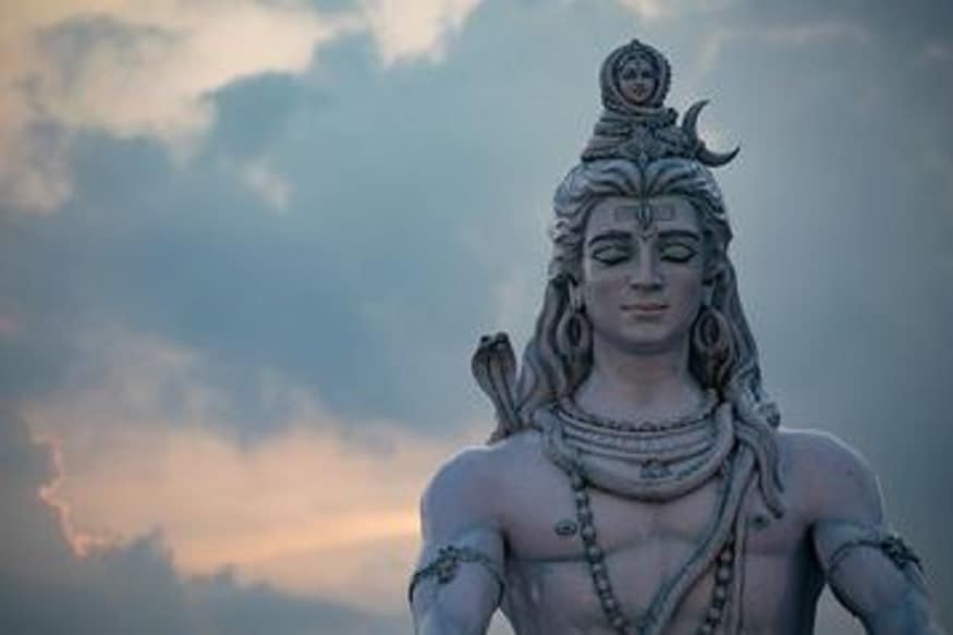 হিন্দু পুরাণ মতে হিন্দু দেবদেবী অসংখ্য৷ তার মধ্যে মহাদেবের আরাধনা এক অন্য জায়গায়, অন্য মাত্রার৷ শৈবরাই নন যেকোনও হিন্দু ঘরেই মহাদেবের অর্চনা হয়৷ এই মহাদেবের আলোকজ্যোতি আরাধনা এক আলাদা মাত্রা দেয়৷ মহাদেবের জ্যোতির্লিঙ্গ ১২ টি জায়গায় রয়েছে৷ বহু প্রাচীনকাল থেকেই এই জ্যোতির্লিঙ্গের আরাধনা হয়৷ দেশের বিভিন্ন স্থানের পবিত্র এই লিঙ্গের আরাধনা করা হয়৷ শ্রাবণের এই মাসকে ‘বাবা’-র মাস বলা হয়৷ তাই দেখে নিন সবকটি জ্যোতির্লিঙ্গ৷ Photo- File হিন্দু পুরাণ মতে হিন্দু দেবদেবী অসংখ্য৷ তার মধ্যে মহাদেবের আরাধনা এক অন্য জায়গায়, অন্য মাত্রার৷ শৈবরাই নন যেকোনও হিন্দু ঘরেই মহাদেবের অর্চনা হয়৷ এই মহাদেবের আলোকজ্যোতি আরাধনা এক আলাদা মাত্রা দেয়৷ মহাদেবের জ্যোতির্লিঙ্গ ১২ টি জায়গায় রয়েছে৷ বহু প্রাচীনকাল থেকেই এই জ্যোতির্লিঙ্গের আরাধনা হয়৷ দেশের বিভিন্ন স্থানের পবিত্র এই লিঙ্গের আরাধনা করা হয়৷ শ্রাবণের এই মাসকে ‘বাবা’-র মাস বলা হয়৷ তাই দেখে নিন সবকটি জ্যোতির্লিঙ্গ৷ Photo- File