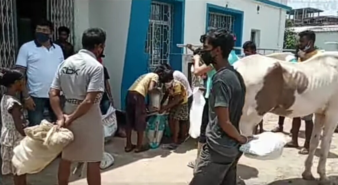দিঘার দুশোরও বেশি ঘোড়ার চিকিৎসার ব্যবস্থা গ্রহণ করেছেন কলকাতার সংস্থাটি। স্বেচ্ছাসেবী সংস্থা ADF অবলা- র কর্মকর্তা সন্দীপ রায় ও বাসব ঘোষ জানান, লকডাউনের মধ্যে প্রয়োজনীয় খাবার না পেয়ে অনেক কুকুর ও ঘোড়ার মৃত্যু ঘটেছে। অনেক পশু দুর্বলও হয়ে পড়েছে। করোনার কঠিন এই সময় পশুগুলো যাতে বংশ বিস্তার করতে না পারে তারজন্যই নির্বীজকরন করা হচ্ছে, টীকা দেওয়া সহ পুষ্টি কর খাবার দেওয়া হচ্ছে। তাছাড়া অনেক ঘোড়ার গায়ে ক্ষত সৃষ্টি হয়েছে তাদের চিকিৎসাও চলছে। ছবি ও তথ্য SUJIT BHOWMIK দিঘার দুশোরও বেশি ঘোড়ার চিকিৎসার ব্যবস্থা গ্রহণ করেছেন কলকাতার সংস্থাটি। স্বেচ্ছাসেবী সংস্থা ADF অবলা- র কর্মকর্তা সন্দীপ রায় ও বাসব ঘোষ জানান, লকডাউনের মধ্যে প্রয়োজনীয় খাবার না পেয়ে অনেক কুকুর ও ঘোড়ার মৃত্যু ঘটেছে। অনেক পশু দুর্বলও হয়ে পড়েছে। করোনার কঠিন এই সময় পশুগুলো যাতে বংশ বিস্তার করতে না পারে তারজন্যই নির্বীজকরন করা হচ্ছে, টীকা দেওয়া সহ পুষ্টি কর খাবার দেওয়া হচ্ছে। তাছাড়া অনেক ঘোড়ার গায়ে ক্ষত সৃষ্টি হয়েছে তাদের চিকিৎসাও চলছে। ছবি ও তথ্য SUJIT BHOWMIK