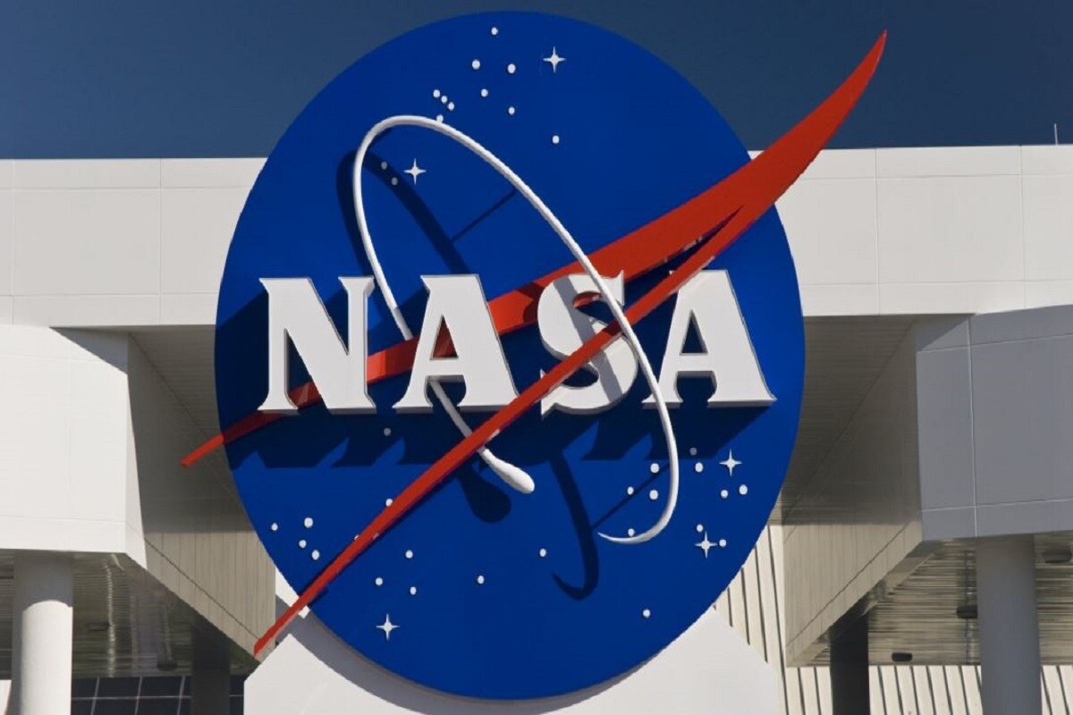 NASA-র ডিরেক্টর পল চোদাস (Paul Chodas) জানিয়েছেন, ‘আমরা দেখতে পাইনি এটা আসছে৷ ’ পৃথিবীর দিকে সবেগে এগিয়ে আসছে এই অ্যাস্টোরয়েড তা মাত্র ৬ ঘণ্টা আগে টের পান বিজ্ঞানীরা৷ ক্যালিফোর্নিয়ার পালোমার অবজারভেটারি সেই তথ্য দিয়েছে৷ নাসা-র পক্ষ থেকে জানানো হয়েছে এটা রেকর্ড! পৃথিবীর এত কাছ দিয়ে এর আগে কোনও মহাজাগতিক পাথর কখনও যায়নি৷ Photo- Collected NASA-র ডিরেক্টর পল চোদাস (Paul Chodas) জানিয়েছেন, ‘আমরা দেখতে পাইনি এটা আসছে৷ ’ পৃথিবীর দিকে সবেগে এগিয়ে আসছে এই অ্যাস্টোরয়েড তা মাত্র ৬ ঘণ্টা আগে টের পান বিজ্ঞানীরা৷ ক্যালিফোর্নিয়ার পালোমার অবজারভেটারি সেই তথ্য দিয়েছে৷ নাসা-র পক্ষ থেকে জানানো হয়েছে এটা রেকর্ড! পৃথিবীর এত কাছ দিয়ে এর আগে কোনও মহাজাগতিক পাথর কখনও যায়নি৷ Photo- Collected