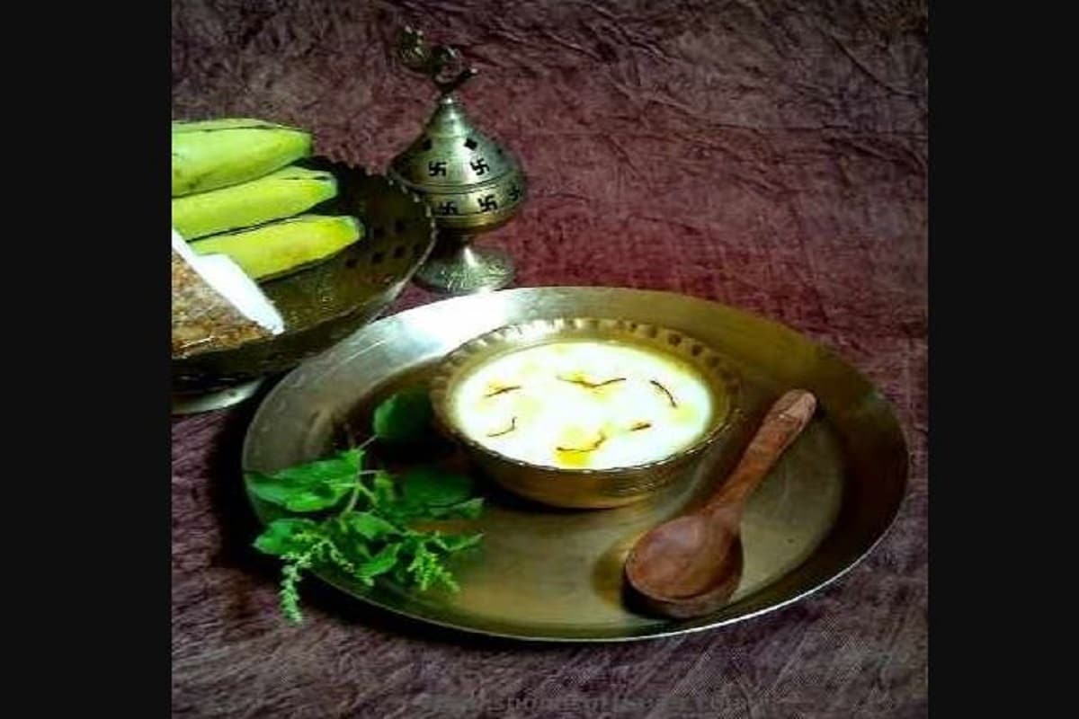 পঞ্চামৃত বানানোর জন্য দই, দুধ, এক চামচ মধু, ঘি আর চিনি প্রয়োজন৷ এর সঙ্গে পঞ্চামৃতে ৮-১০ টি তুলসী পাতাও দিতে হয়৷ এতে বাদাম ও কেশরও দিতে হয়৷Photo- File পঞ্চামৃত বানানোর জন্য দই, দুধ, এক চামচ মধু, ঘি আর চিনি প্রয়োজন৷ এর সঙ্গে পঞ্চামৃতে ৮-১০ টি তুলসী পাতাও দিতে হয়৷ এতে বাদাম ও কেশরও দিতে হয়৷Photo- File