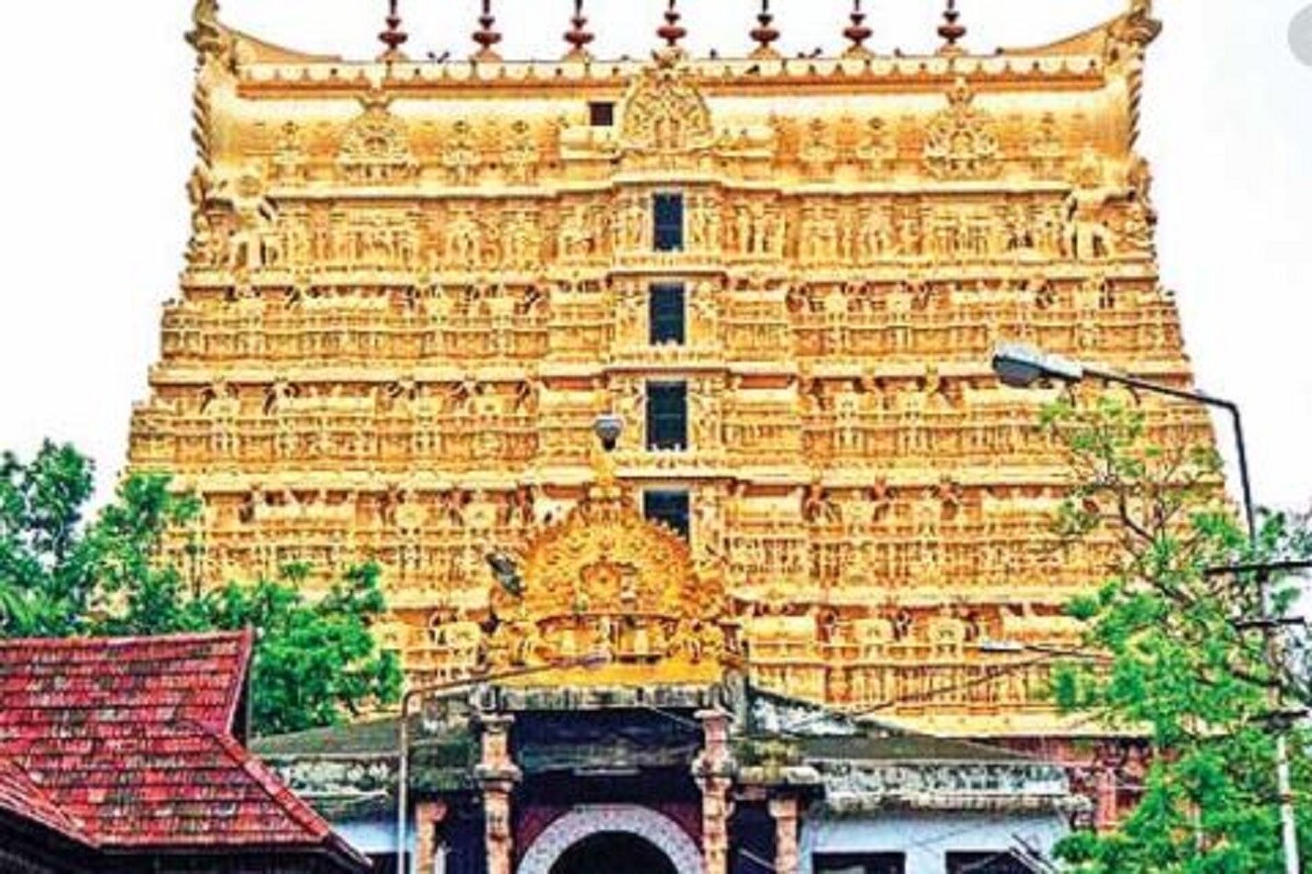 •পদ্মনাভ স্বামী মন্দিরকেরালার তিরুয়নন্তপুরমে অবস্থিত পদ্মনাভ স্বামীকে এদেশের সবচেয়ে ধনী মন্দির হিসাবে মনে করা হয়। বলা হয় যে এর ৬ টি কোষাগারে প্রায় ২ হাজার বিলিয়ন ডলারের (লক্ষ কোটি) সম্পদ রয়েছে। এখানে উপস্থিত ভগবান মহাবিষ্ণুর মূর্তি সম্পূর্ণ সোনার। এর মোট মূল্য ৫০০ কোটি বলে জানা গিয়েছে। এক সময় এর সম্পত্তি নিয়ে অনেক বিতর্ক হয়েছে এবং আদালতকে হস্তক্ষেপ করতে হয়েছিল। •পদ্মনাভ স্বামী মন্দিরকেরালার তিরুয়নন্তপুরমে অবস্থিত পদ্মনাভ স্বামীকে এদেশের সবচেয়ে ধনী মন্দির হিসাবে মনে করা হয়। বলা হয় যে এর ৬ টি কোষাগারে প্রায় ২ হাজার বিলিয়ন ডলারের (লক্ষ কোটি) সম্পদ রয়েছে। এখানে উপস্থিত ভগবান মহাবিষ্ণুর মূর্তি সম্পূর্ণ সোনার। এর মোট মূল্য ৫০০ কোটি বলে জানা গিয়েছে। এক সময় এর সম্পত্তি নিয়ে অনেক বিতর্ক হয়েছে এবং আদালতকে হস্তক্ষেপ করতে হয়েছিল।