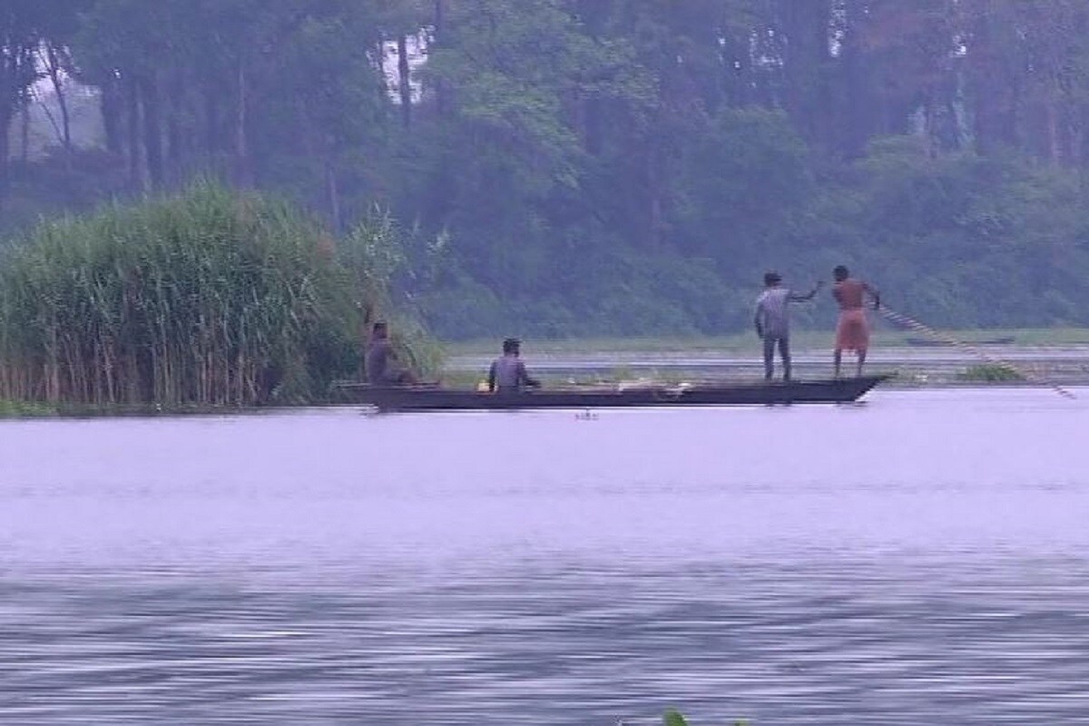 •সেই রাস্তার কাজ প্রায় শেষ। গজলডোবার পাশে তৈরি হয়েছে এলিফেন্ট রুট। হাতির পিঠে চেপে ভোরের আলো থেকে সোজা সরস্বতীপুর চা বাগান ঘুরে আসতে পারবেন পর্যটকেরা। সেই কাজও প্রায় শেষ। সব ঠিকঠাক চললে পুজোর আগেই এলিফেন্ট সাফারি চালু হবে গজলডোবায়। লকডাউনের আগে থেকেই বন্ধ গজলডোবা পর্যটন হাব। নেই নৌকা বিহারও! বর্ষা হওয়ায় মাঝিরাই এখন ব্যস্ত তিস্তায় নদীয়ালি মাছ ধরতে। •সেই রাস্তার কাজ প্রায় শেষ। গজলডোবার পাশে তৈরি হয়েছে এলিফেন্ট রুট। হাতির পিঠে চেপে ভোরের আলো থেকে সোজা সরস্বতীপুর চা বাগান ঘুরে আসতে পারবেন পর্যটকেরা। সেই কাজও প্রায় শেষ। সব ঠিকঠাক চললে পুজোর আগেই এলিফেন্ট সাফারি চালু হবে গজলডোবায়। লকডাউনের আগে থেকেই বন্ধ গজলডোবা পর্যটন হাব। নেই নৌকা বিহারও! বর্ষা হওয়ায় মাঝিরাই এখন ব্যস্ত তিস্তায় নদীয়ালি মাছ ধরতে।