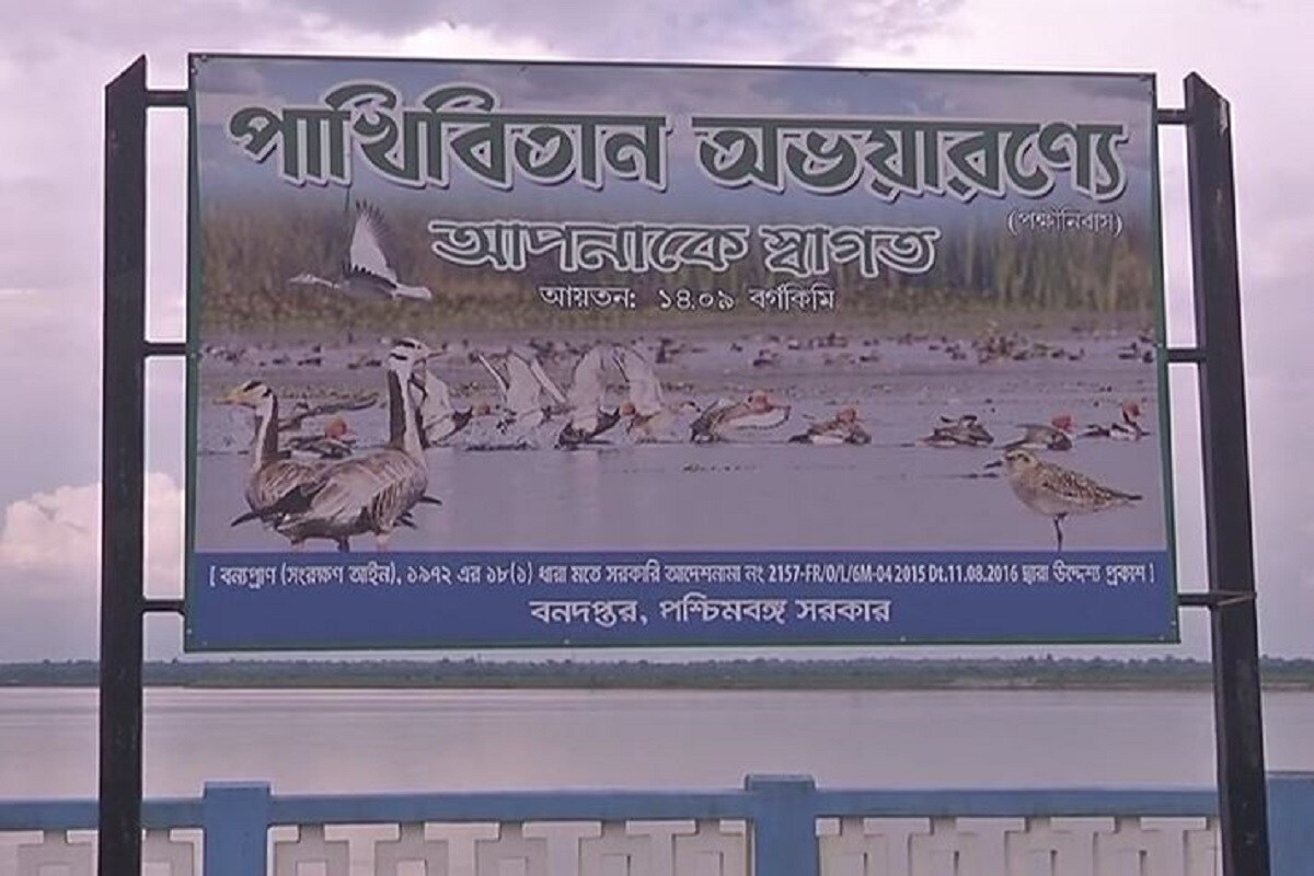 •আনলক ৩ পর্বে ধীরে ধীরে সব পরিষেবাই স্বাভাবিক হচ্ছে। বিকেলের দিকে ভিড় জমতে শুরু করেছে তিস্তা নদীর পারে। কিন্তু চেনা ছন্দে এখোনও ফেরেনি। সম্প্রতি কলকাতায় এনিয়ে বনমন্ত্রীর সঙ্গে বৈঠকও করেন রাজ্যের পর্যটনমন্ত্রী। সেখানে পর্যটনের উন্নয়নে কিছু প্রকল্প নেওয়া হয়েছে। তার কাজই এখন চলছে পুরোদস্তুর। •আনলক ৩ পর্বে ধীরে ধীরে সব পরিষেবাই স্বাভাবিক হচ্ছে। বিকেলের দিকে ভিড় জমতে শুরু করেছে তিস্তা নদীর পারে। কিন্তু চেনা ছন্দে এখোনও ফেরেনি। সম্প্রতি কলকাতায় এনিয়ে বনমন্ত্রীর সঙ্গে বৈঠকও করেন রাজ্যের পর্যটনমন্ত্রী। সেখানে পর্যটনের উন্নয়নে কিছু প্রকল্প নেওয়া হয়েছে। তার কাজই এখন চলছে পুরোদস্তুর।