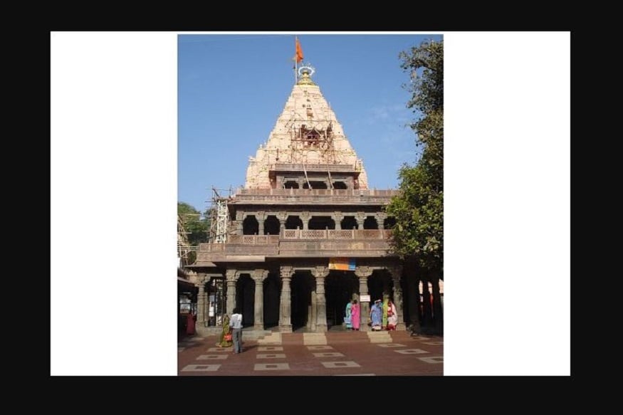 মহাকালেশ্বর মন্দিরউজ্জয়িনীর মহাকালেশ্বরে মনে করা হয় শিব স্বয়ম্ভূ, অর্থাৎ তিনি নিজেই উত্থিত হয়েছেন। রুদ্রসাগরের তিরে অবস্থিত এই মন্দির । মনে করা হয়, দুশন নামের এক রাক্ষসের হাত থেকে উজ্জয়িনীবাসীদের মুক্তি দেওয়ার পর থেকে শিবকে এখানে মহাকালেশ্বর রূপে পুজো করা হয়। মহাকালেশ্বর মন্দিরউজ্জয়িনীর মহাকালেশ্বরে মনে করা হয় শিব স্বয়ম্ভূ, অর্থাৎ তিনি নিজেই উত্থিত হয়েছেন। রুদ্রসাগরের তিরে অবস্থিত এই মন্দির । মনে করা হয়, দুশন নামের এক রাক্ষসের হাত থেকে উজ্জয়িনীবাসীদের মুক্তি দেওয়ার পর থেকে শিবকে এখানে মহাকালেশ্বর রূপে পুজো করা হয়।