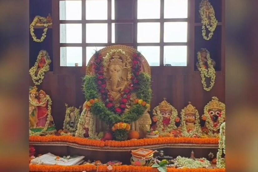 ▪️ এছাড়া সদ্য পুজিত গণেশ রয়েছেন৷ রয়েছেন রাধাকৃষ্ণ৷ সঙ্গে আরও দেবদেবী অধিষ্ঠান করছেন রচনা বন্দ্যোপাধ্যায়ের ঠাকুর আসনে৷