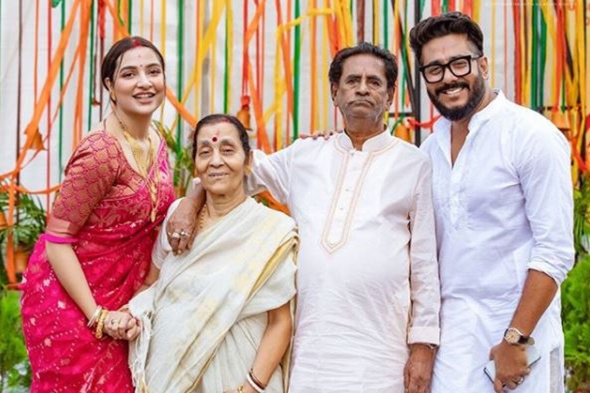 ▪️কলকাতা এই মাসের ১৭ তারিখেই নিজে ট্যুইট করে কোভিড পজিটিভ হওয়ার কথা জানিয়েছিলেন রাজ চক্রবর্তী। তারপর থেকেই নিজেকে ঘর বন্দি করেছেন তিনি। অন্যদিকে ফুসফুসের সমস্যা নিয়ে শহরের একটি বেসরকারি হাসপাতালে ভর্তি ছিলেন রাজের বাবা। Photo Courtesy: Instagram ▪️কলকাতা এই মাসের ১৭ তারিখেই নিজে ট্যুইট করে কোভিড পজিটিভ হওয়ার কথা জানিয়েছিলেন রাজ চক্রবর্তী। তারপর থেকেই নিজেকে ঘর বন্দি করেছেন তিনি। অন্যদিকে ফুসফুসের সমস্যা নিয়ে শহরের একটি বেসরকারি হাসপাতালে ভর্তি ছিলেন রাজের বাবা। Photo Courtesy: Instagram