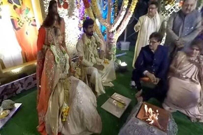 • বিয়ের দিন সকালে ছিল ভাত অনুষ্ঠান । সেই অনুষ্ঠানেই কনের মা কেঁদে ফেলেন। আদরের মিহিকা পরেছিলেন তাঁর মা’র বিয়ের লেহেঙ্গা । তাই দেখে চোখের জল ধরে রাখতে পারেননি মিহিকার মা। 