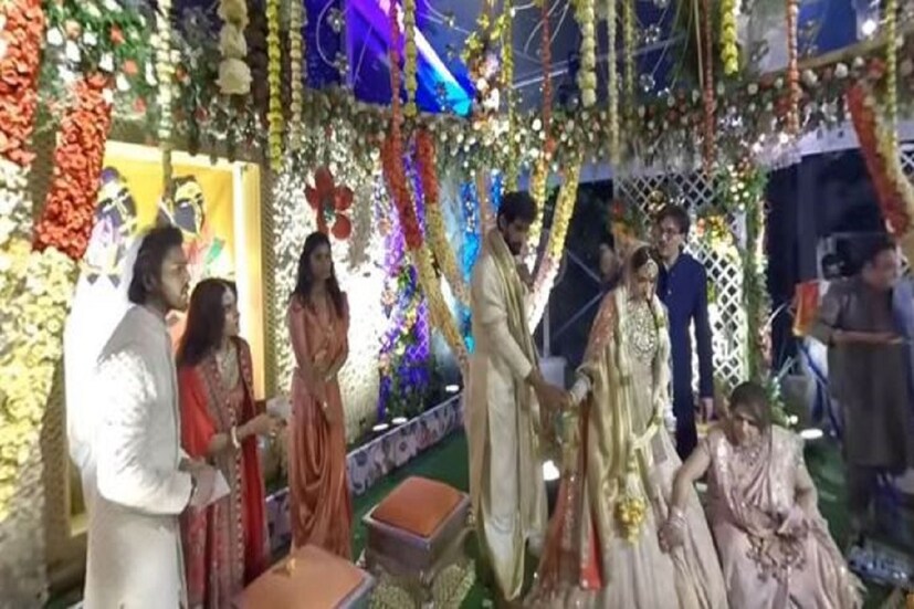 • বল্লালদেব ওরফে রানা ডগ্গুবতির বিয়ে নিয়ে সরগরম নেট দুনিয়া। এই লকডাউনের মধ্যেই মিহিকা বাজাজের সঙ্গে চার হাত এক হয়ে গেল বাহুবলীর বল্লালদেবের। 