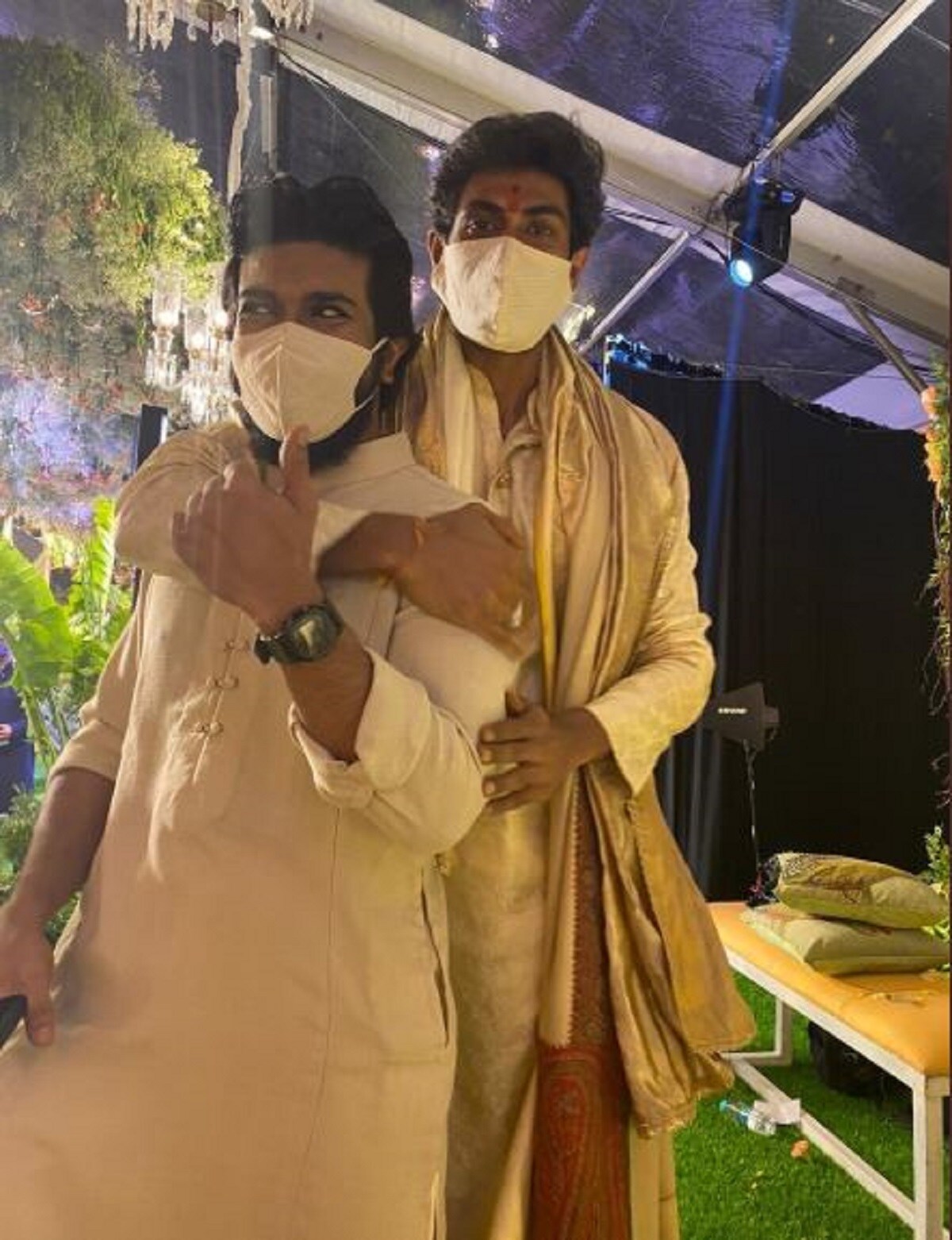 • তেলগু ও মারওয়াড়ি মতে বিয়ের অনুষ্ঠান হয়৷ বিয়ের মন্ডপে ভর্তি ছিল স্যানিটাইজার, মাস্ক৷ সামাজিক দূরত্ব মেনেই উপস্থিত ছিলেন সব অতিথিরা৷ • তেলগু ও মারওয়াড়ি মতে বিয়ের অনুষ্ঠান হয়৷ বিয়ের মন্ডপে ভর্তি ছিল স্যানিটাইজার, মাস্ক৷ সামাজিক দূরত্ব মেনেই উপস্থিত ছিলেন সব অতিথিরা৷