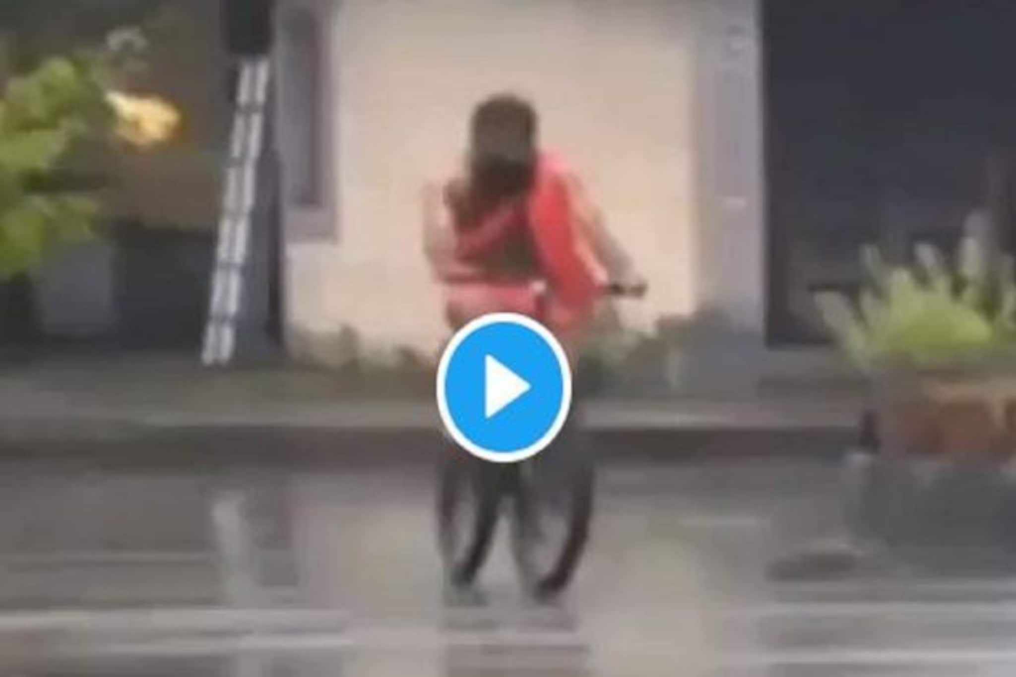 গেরুয়া কৌপিন পরেই বিন্দাস সাইকেল চালাচ্ছিলেন রামদেব, গেলেন পড়ে, ভিডিও Viral