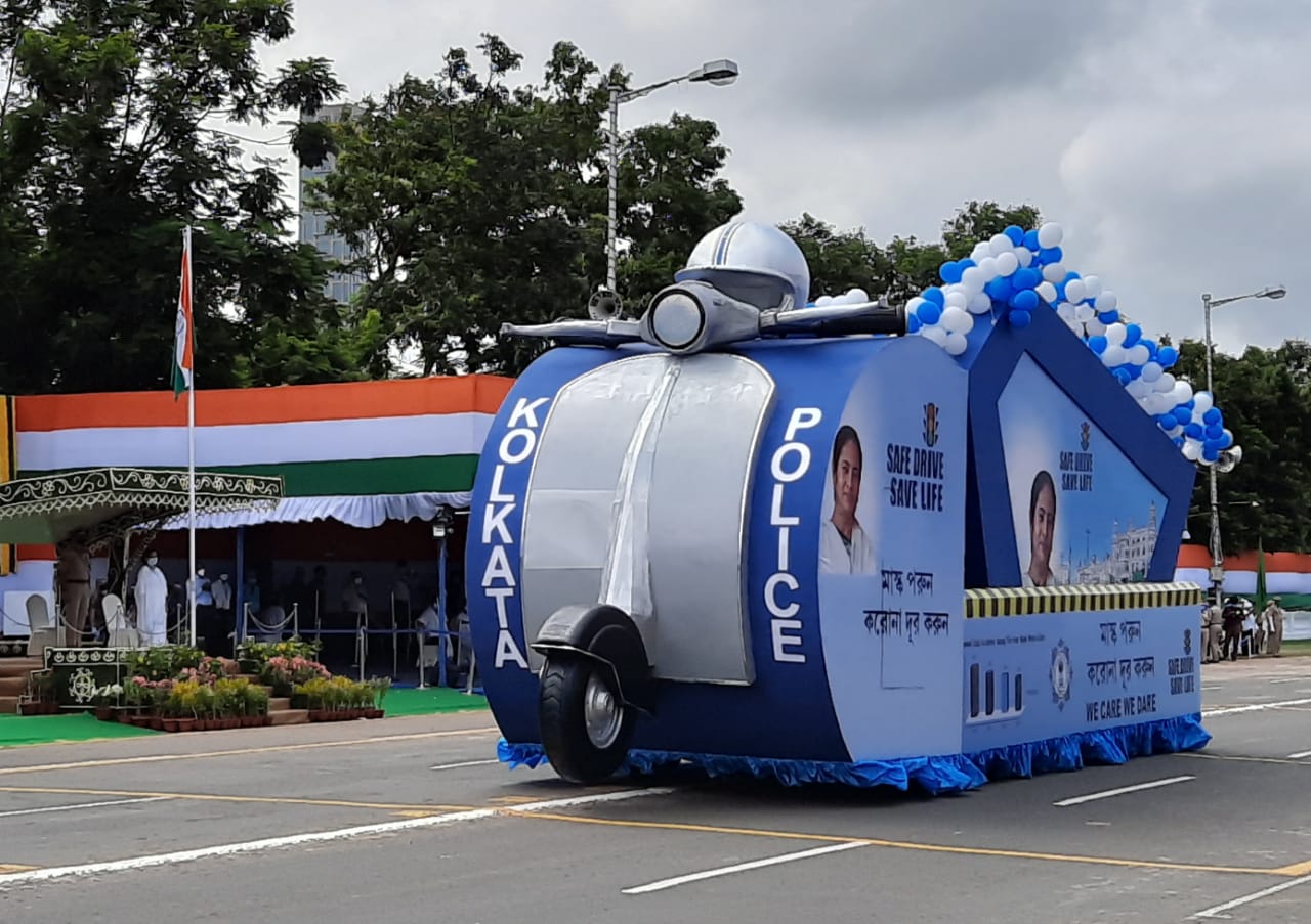 *স্বাধীনতা দিবসের অনুষ্ঠানের সময় ছাড়াও এবছরের অনুষ্ঠান দেখতে রেড রোডে কোনও দর্শককে ঢোকার অনুমতি দেওয়া হয়নি। *স্বাধীনতা দিবসের অনুষ্ঠানের সময় ছাড়াও এবছরের অনুষ্ঠান দেখতে রেড রোডে কোনও দর্শককে ঢোকার অনুমতি দেওয়া হয়নি।