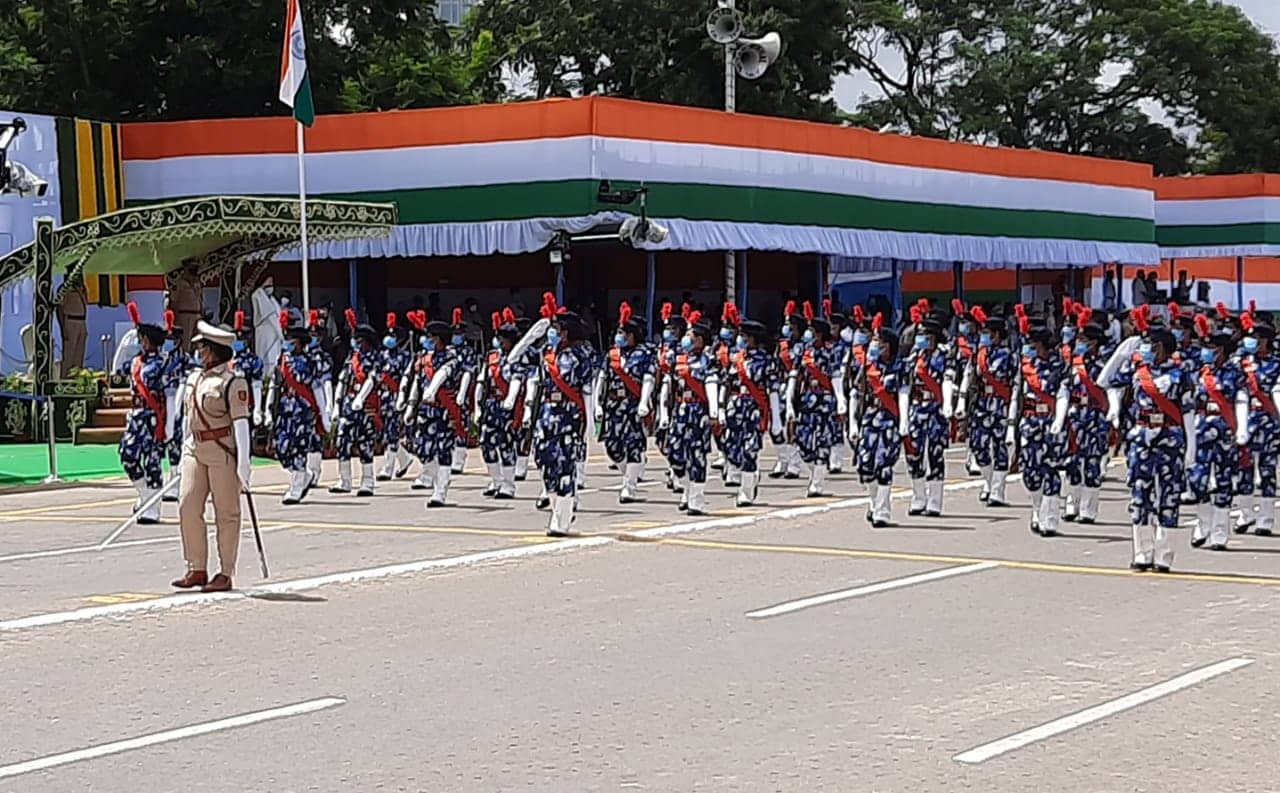 *রীতি মেনেই সকাল ৯ টা ৪৫ মিনিটে মুখ্যমন্ত্রী মমতা বন্দ্যোপাধ্যায় রেড রোডে আসেন। সকাল ১০টায় মুখ্যমন্ত্রীর জন্য সংরক্ষিত বিশেষ মঞ্চে এসে পৌঁছান মমতা বন্দ্যোপাধ্যায়। সেই সময় তাঁকে গার্ড অফ অনার দেওয়া হয়। *রীতি মেনেই সকাল ৯ টা ৪৫ মিনিটে মুখ্যমন্ত্রী মমতা বন্দ্যোপাধ্যায় রেড রোডে আসেন। সকাল ১০টায় মুখ্যমন্ত্রীর জন্য সংরক্ষিত বিশেষ মঞ্চে এসে পৌঁছান মমতা বন্দ্যোপাধ্যায়। সেই সময় তাঁকে গার্ড অফ অনার দেওয়া হয়।