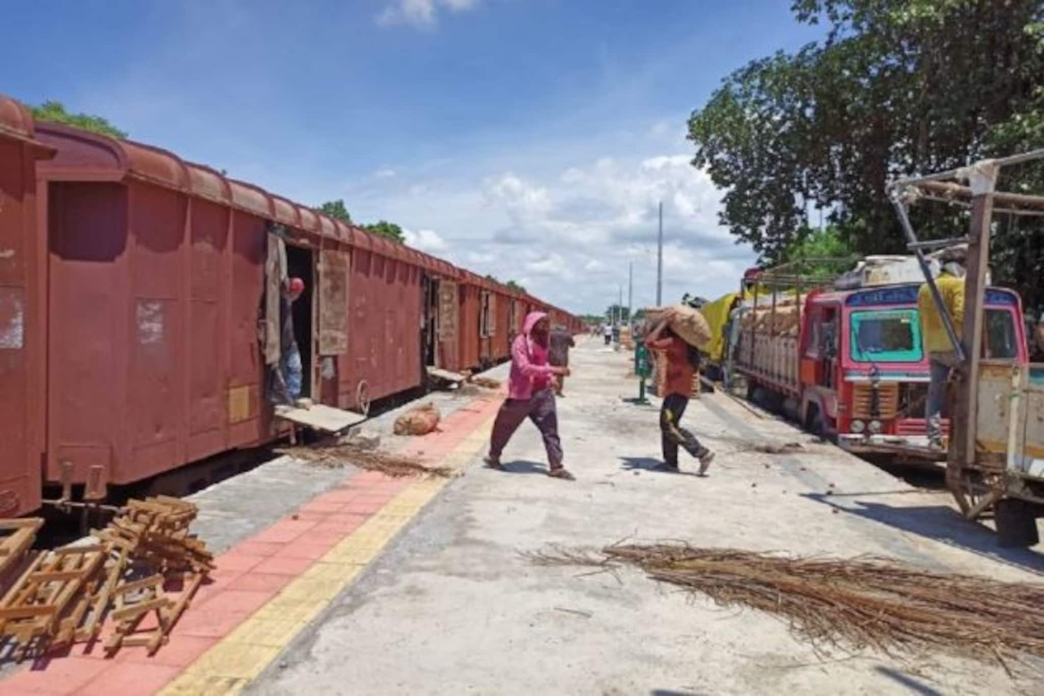 গুজরাতে  উৎপাদিত বিশেষ লঙ্কা রেল পথে গেল বিদেশে!
