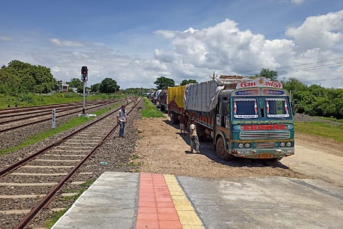 ▪️লকডাউনের সময় ধোরাজি ও পার্শ্ববর্তী এলাকার চাষীরা সড়কপথে এই লঙ্কা বাংলাদেশে পাঠাতে পারেনি। যদিও ব্যাপক চাহিদা ছিল এই শুকনো লঙ্কার। এই অবস্থায় রেল কর্মী ও আধিকারিকরা কৃষক প্রতিনিধি ও ব্যবসায়ীদের সঙ্গে রেল পথে পণ্য পাঠানোর কথা বলেন। রেলের কর্মী ও আধিকারিকদের এই চেষ্টার কারণে ব্যবসায়ীরা শুকনো লঙ্কা বিপুল পরিমাণে পণ্যবাহী ট্রেনে করে বাংলাদেশে পাঠানোর ব্যাপারে সম্মতি প্রকাশ করেন। সেই কাজ শুরু হয়। অবশেষে রেল পথে ধোরাজির লঙ্কা পরিবহণ শুরু হয়ে গেল। ▪️লকডাউনের সময় ধোরাজি ও পার্শ্ববর্তী এলাকার চাষীরা সড়কপথে এই লঙ্কা বাংলাদেশে পাঠাতে পারেনি। যদিও ব্যাপক চাহিদা ছিল এই শুকনো লঙ্কার। এই অবস্থায় রেল কর্মী ও আধিকারিকরা কৃষক প্রতিনিধি ও ব্যবসায়ীদের সঙ্গে রেল পথে পণ্য পাঠানোর কথা বলেন। রেলের কর্মী ও আধিকারিকদের এই চেষ্টার কারণে ব্যবসায়ীরা শুকনো লঙ্কা বিপুল পরিমাণে পণ্যবাহী ট্রেনে করে বাংলাদেশে পাঠানোর ব্যাপারে সম্মতি প্রকাশ করেন। সেই কাজ শুরু হয়। অবশেষে রেল পথে ধোরাজির লঙ্কা পরিবহণ শুরু হয়ে গেল।